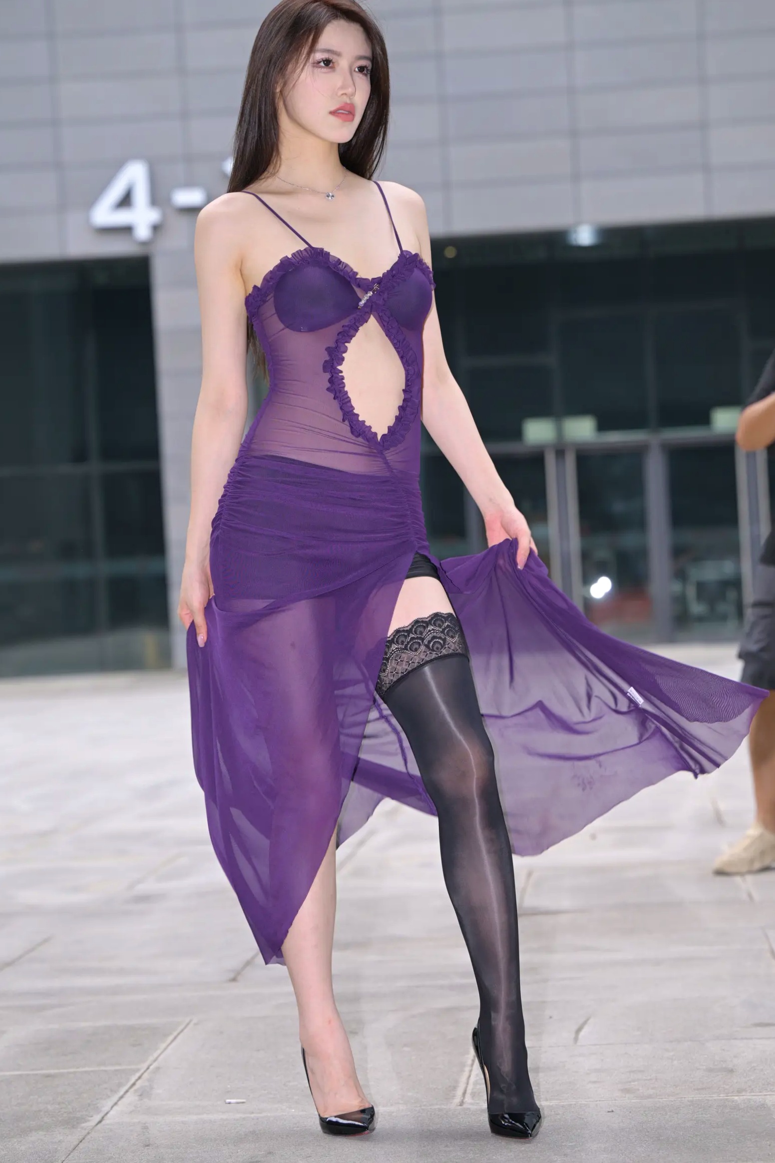 Gallery - 紫色风情：紫色透视长裙美女户外街拍，气质女神秀修长美腿极致诱惑 [128P]性感气质街拍美腿诱惑 女神私房照_秀色女神 - image 54