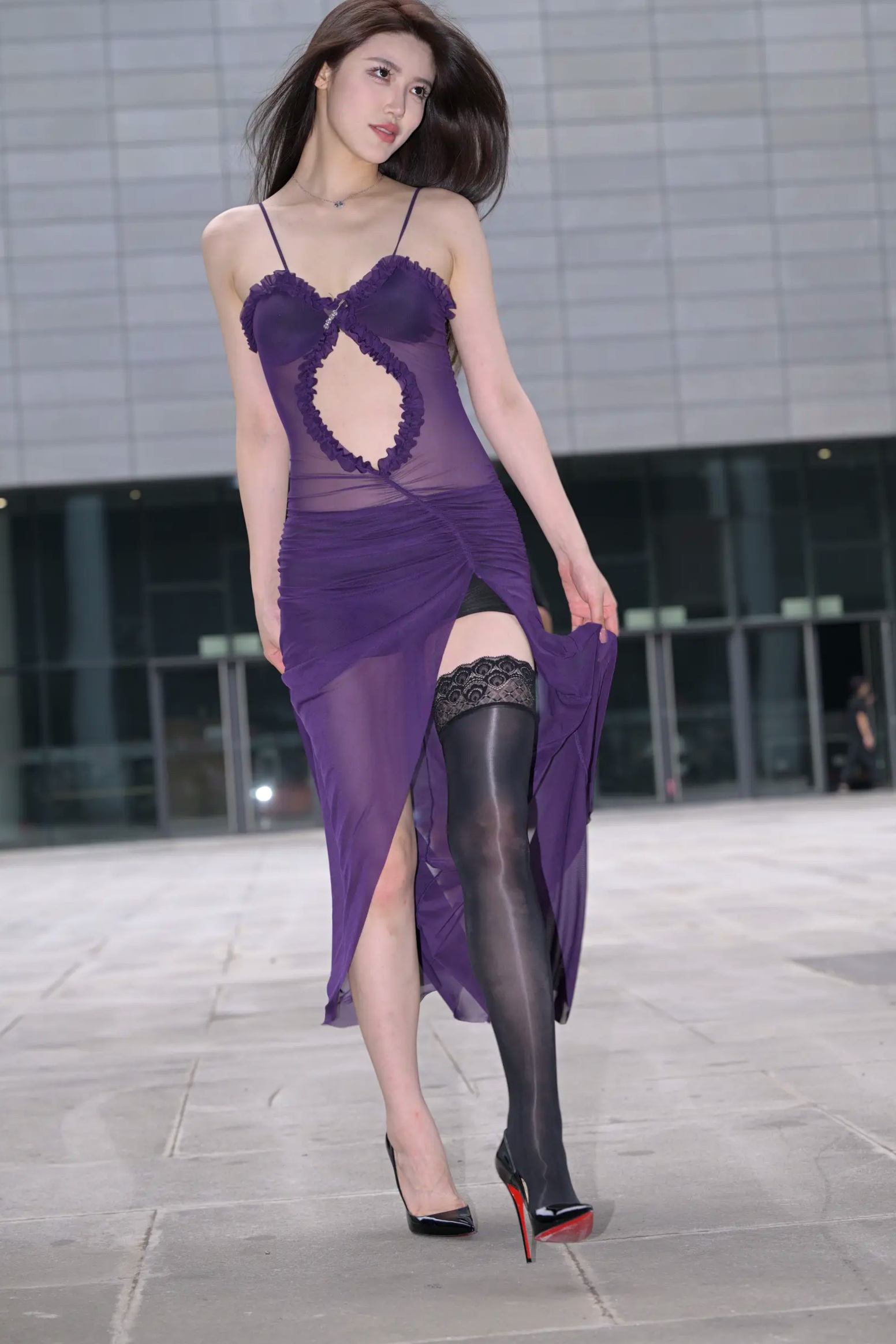 Gallery - 紫色风情：紫色透视长裙美女户外街拍，气质女神秀修长美腿极致诱惑 [128P]性感气质街拍美腿诱惑 女神私房照_秀色女神 - image 56
