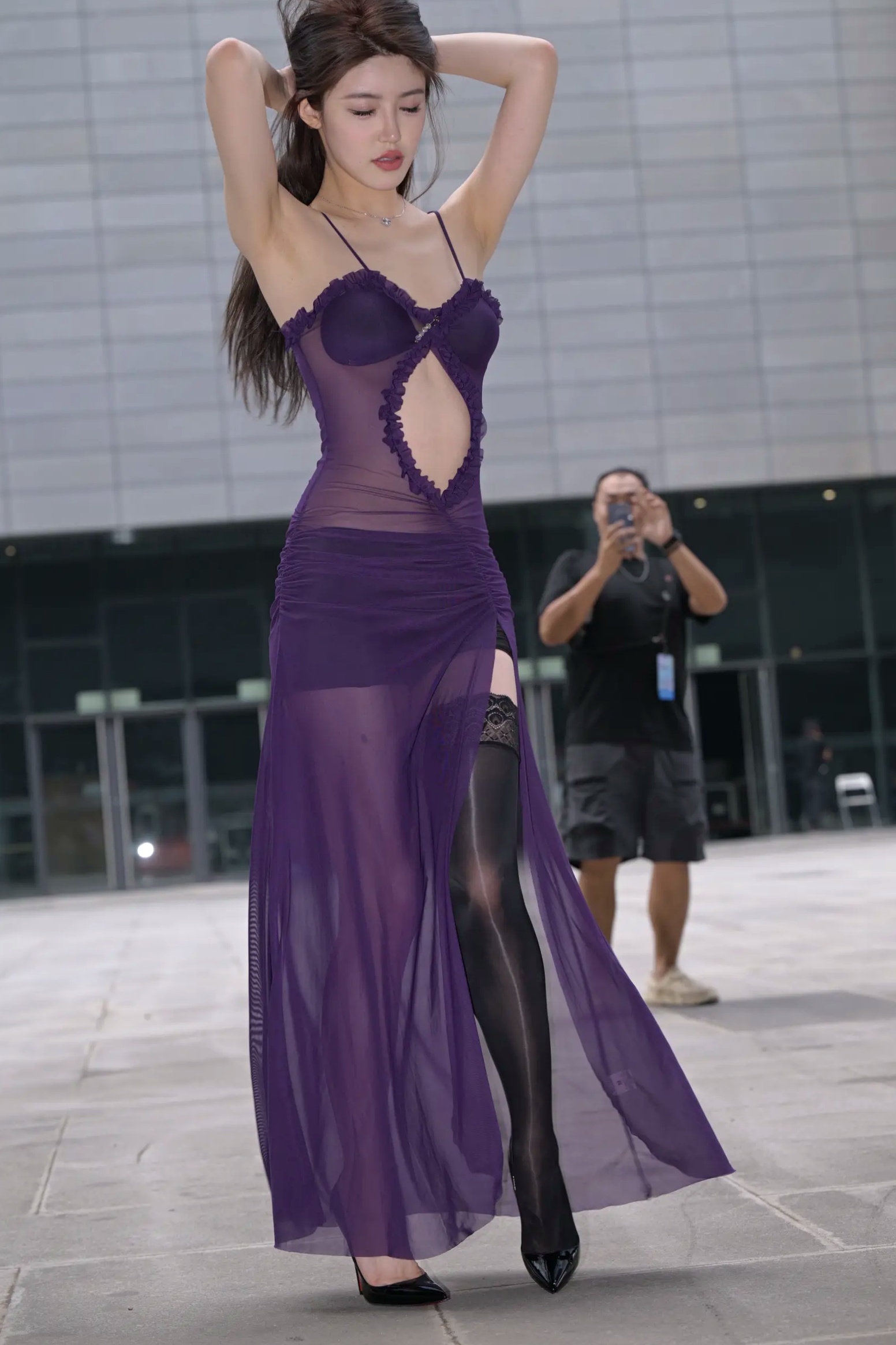 Gallery - 紫色风情：紫色透视长裙美女户外街拍，气质女神秀修长美腿极致诱惑 [128P]性感气质街拍美腿诱惑 女神私房照_秀色女神 - image 71