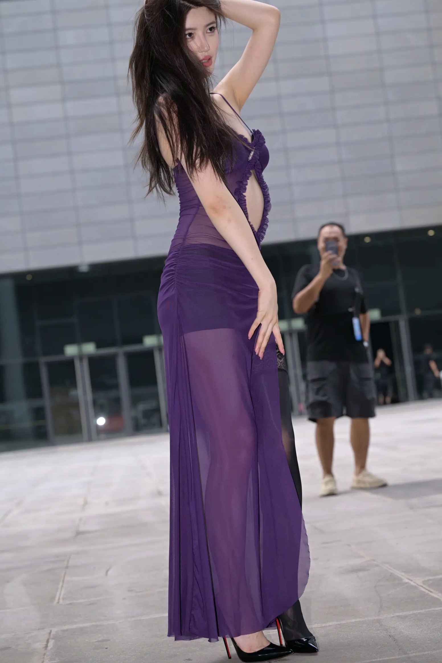 Gallery - 紫色风情：紫色透视长裙美女户外街拍，气质女神秀修长美腿极致诱惑 [128P]性感气质街拍美腿诱惑 女神私房照_秀色女神 - image 76