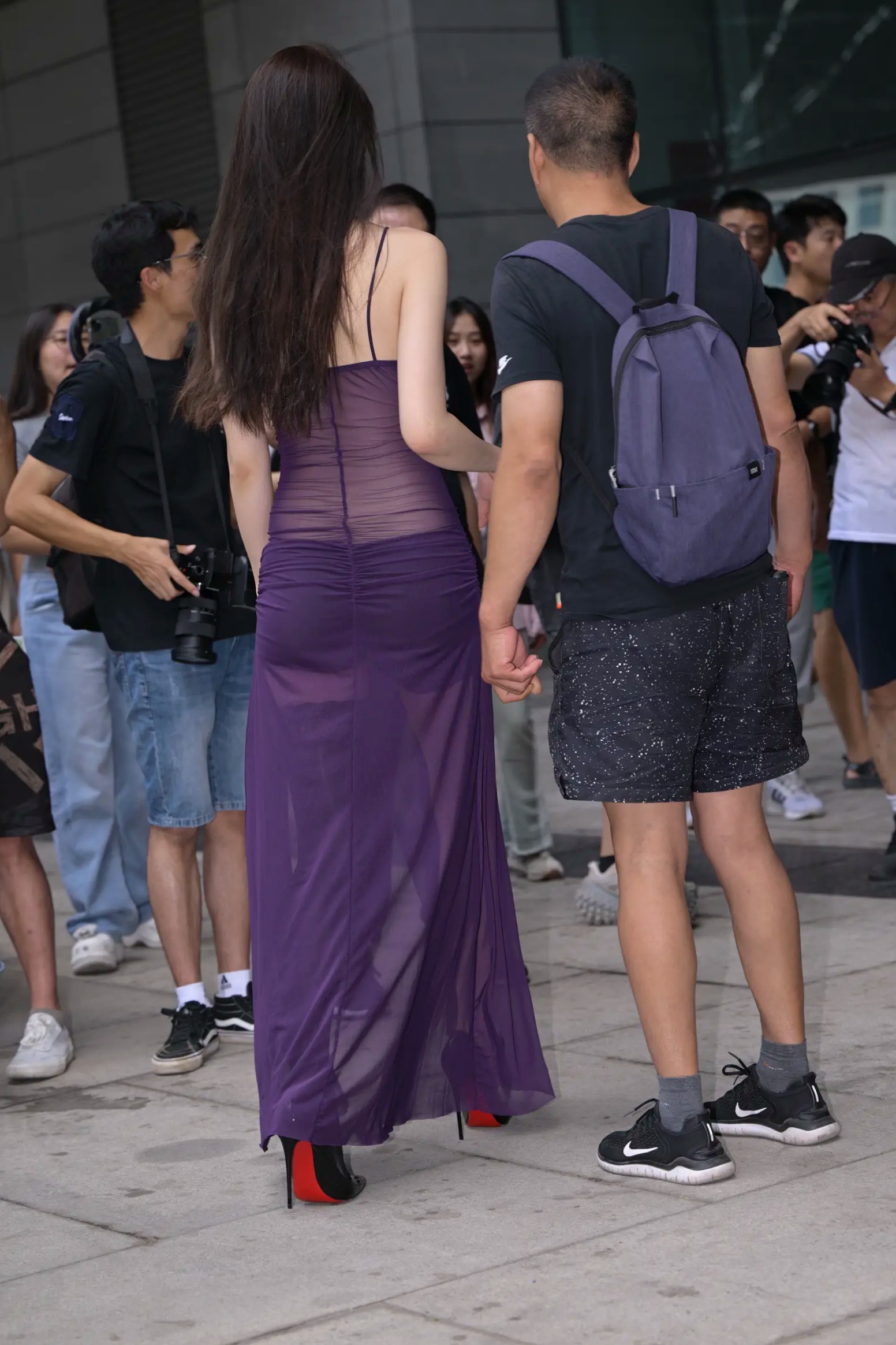 Gallery - 紫色风情：紫色透视长裙美女户外街拍，气质女神秀修长美腿极致诱惑 [128P]性感气质街拍美腿诱惑 女神私房照_秀色女神 - image 84