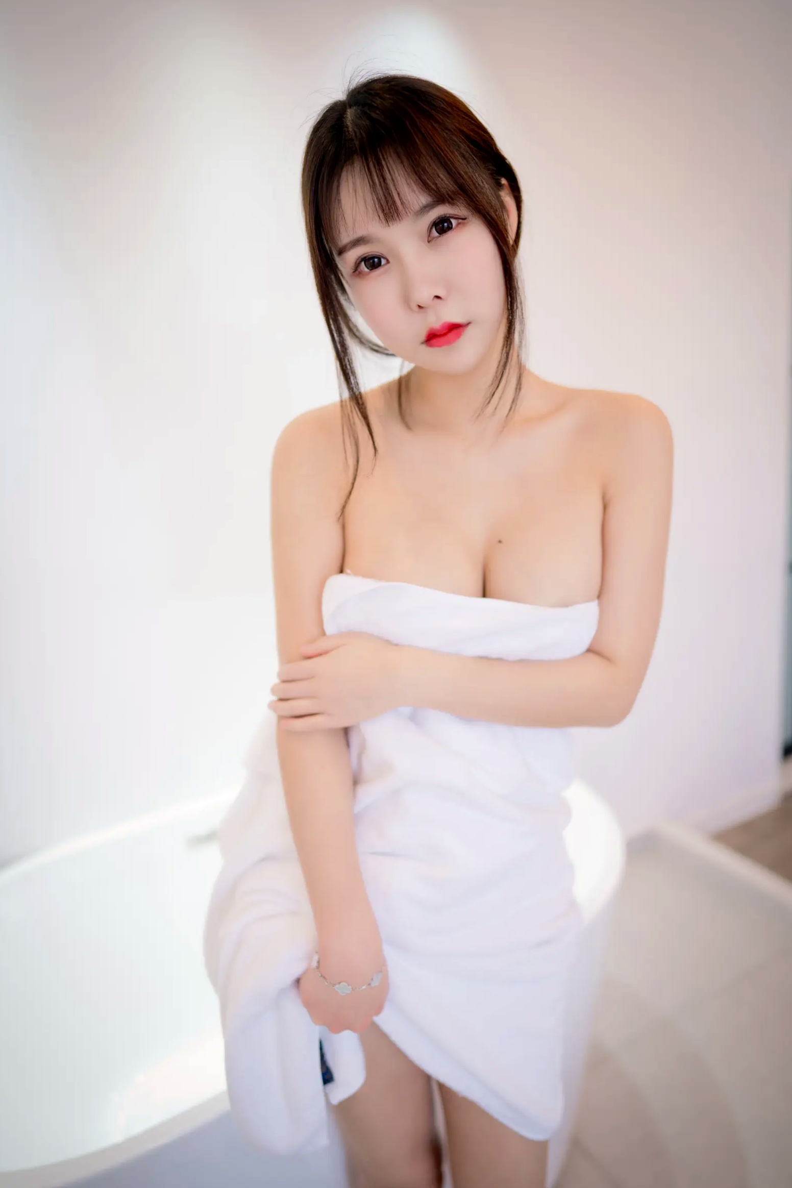 Gallery - 亚马逊鲶鱼 - 浴巾 纯欲浴室模特 - model私房，演绎极简白嫩极致诱惑 [18P]浴室性感诱惑白嫩私房照 女神私房照_秀色女神 - image 4