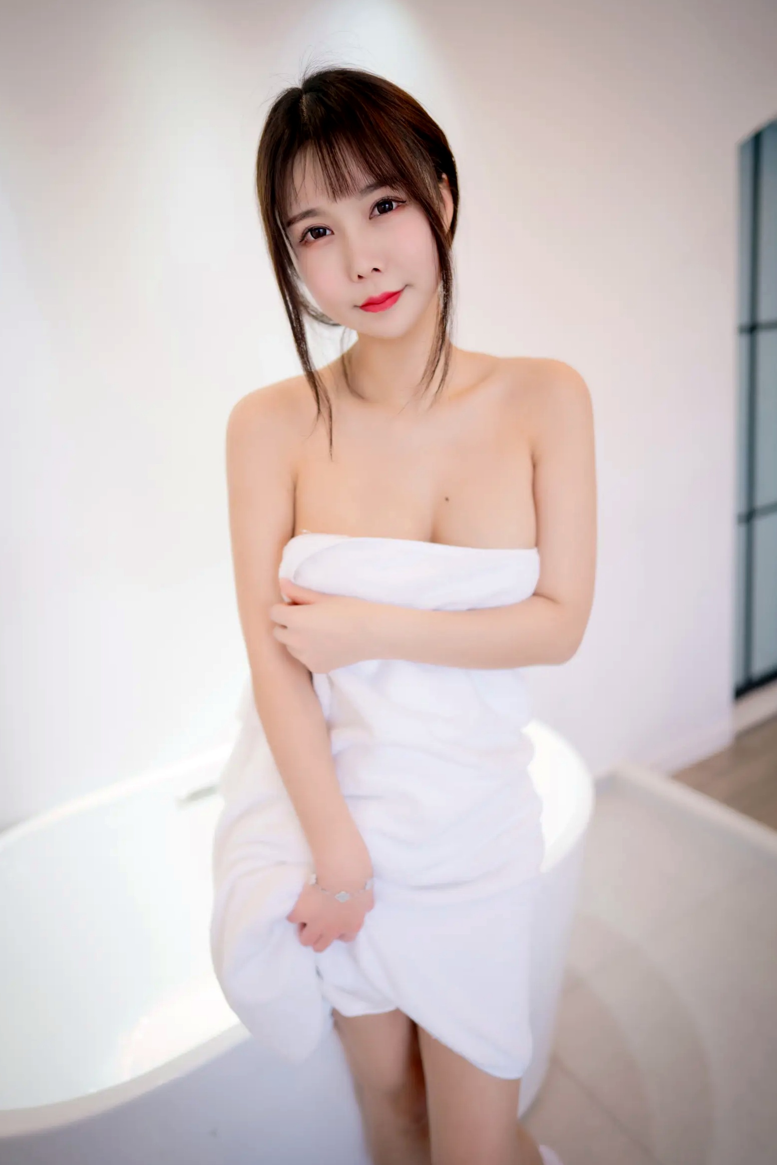 Gallery - 亚马逊鲶鱼 - 浴巾 纯欲浴室模特 - model私房，演绎极简白嫩极致诱惑 [18P]浴室性感诱惑白嫩私房照 女神私房照_秀色女神 - image 5