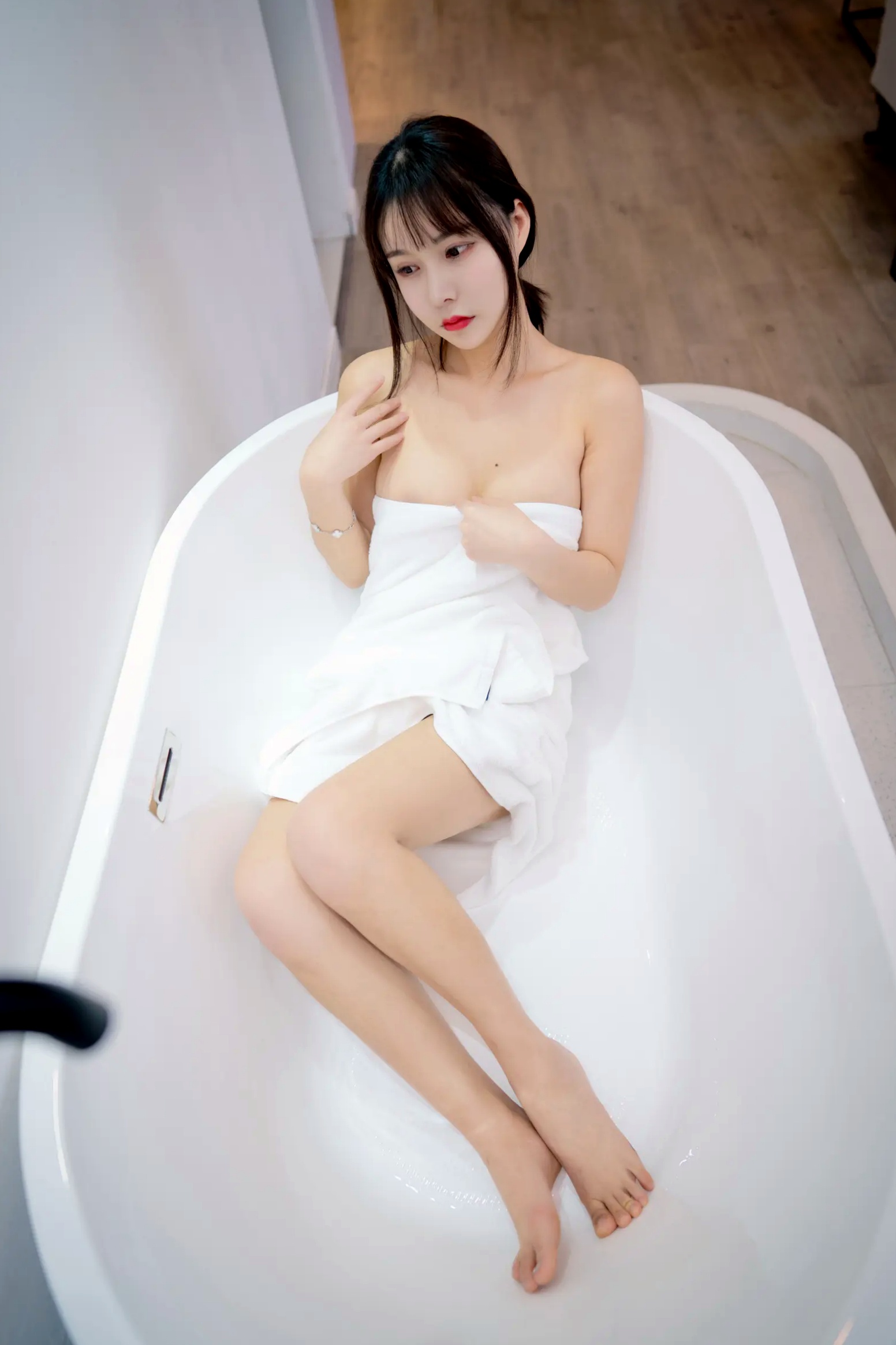 Gallery - 亚马逊鲶鱼 - 浴巾 纯欲浴室模特 - model私房，演绎极简白嫩极致诱惑 [18P]浴室性感诱惑白嫩私房照 女神私房照_秀色女神 - image 10