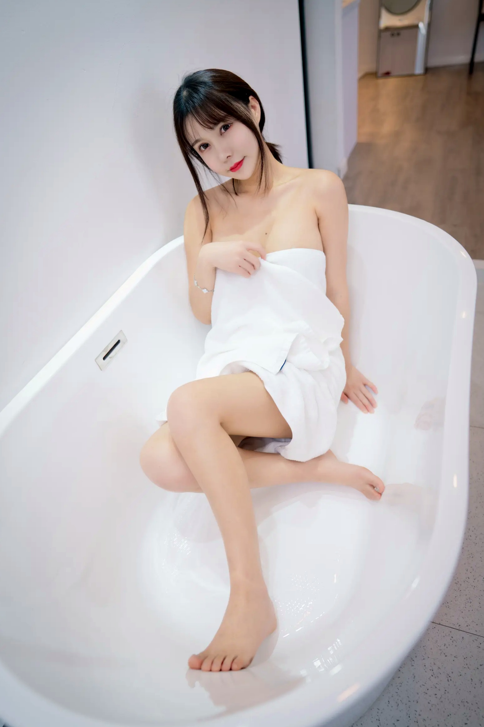 Gallery - 亚马逊鲶鱼 - 浴巾 纯欲浴室模特 - model私房，演绎极简白嫩极致诱惑 [18P]浴室性感诱惑白嫩私房照 女神私房照_秀色女神 - image 11
