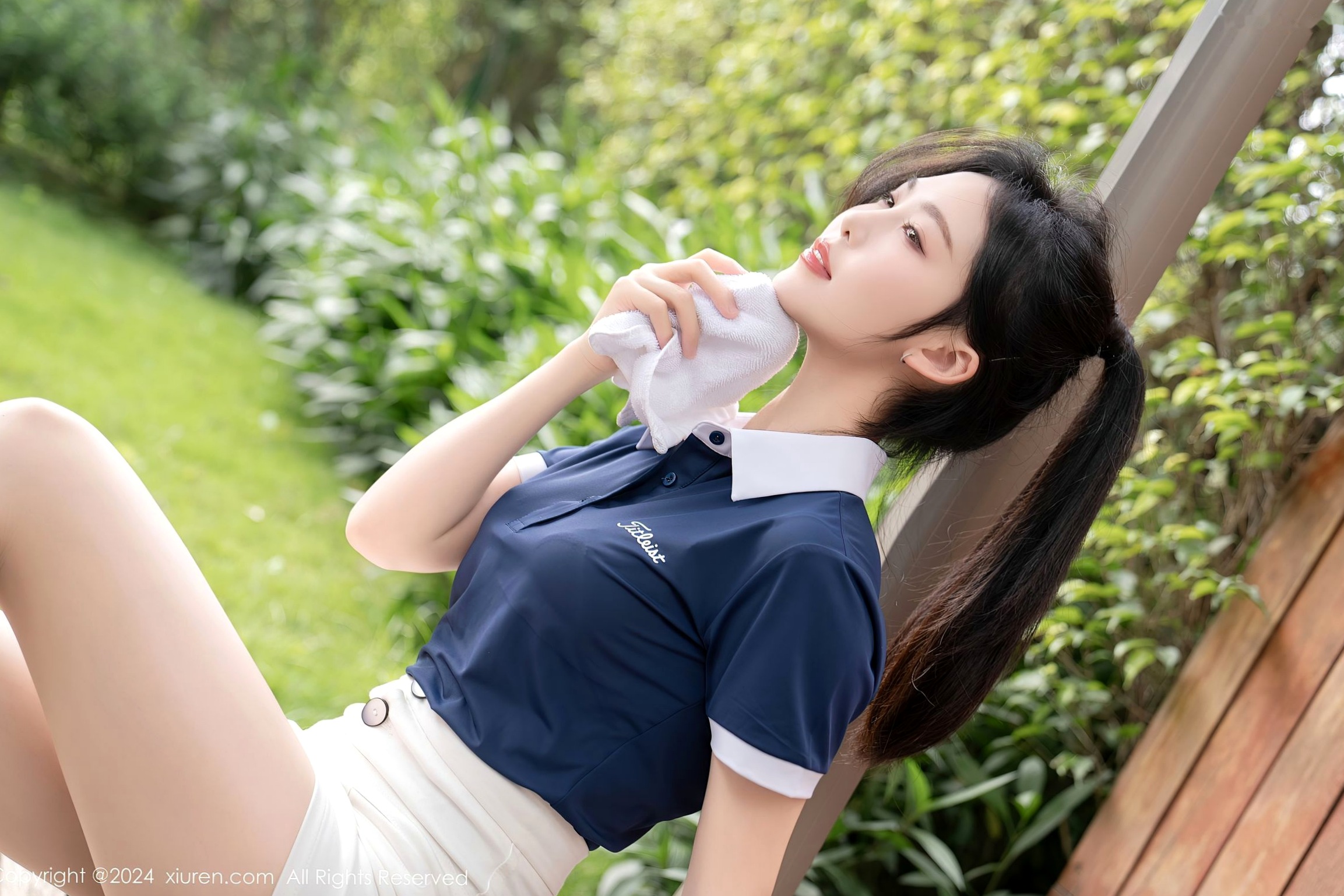 Gallery - XiuRen秀人网 - XiuRen -8625-利世-高尔夫运动风写真，深蓝POLO衫短裙，白丝长腿，青春活力运动少女秀人网 - XiuRen 气质美腿丝袜户外 女神私房照_秀色女神 - image 9