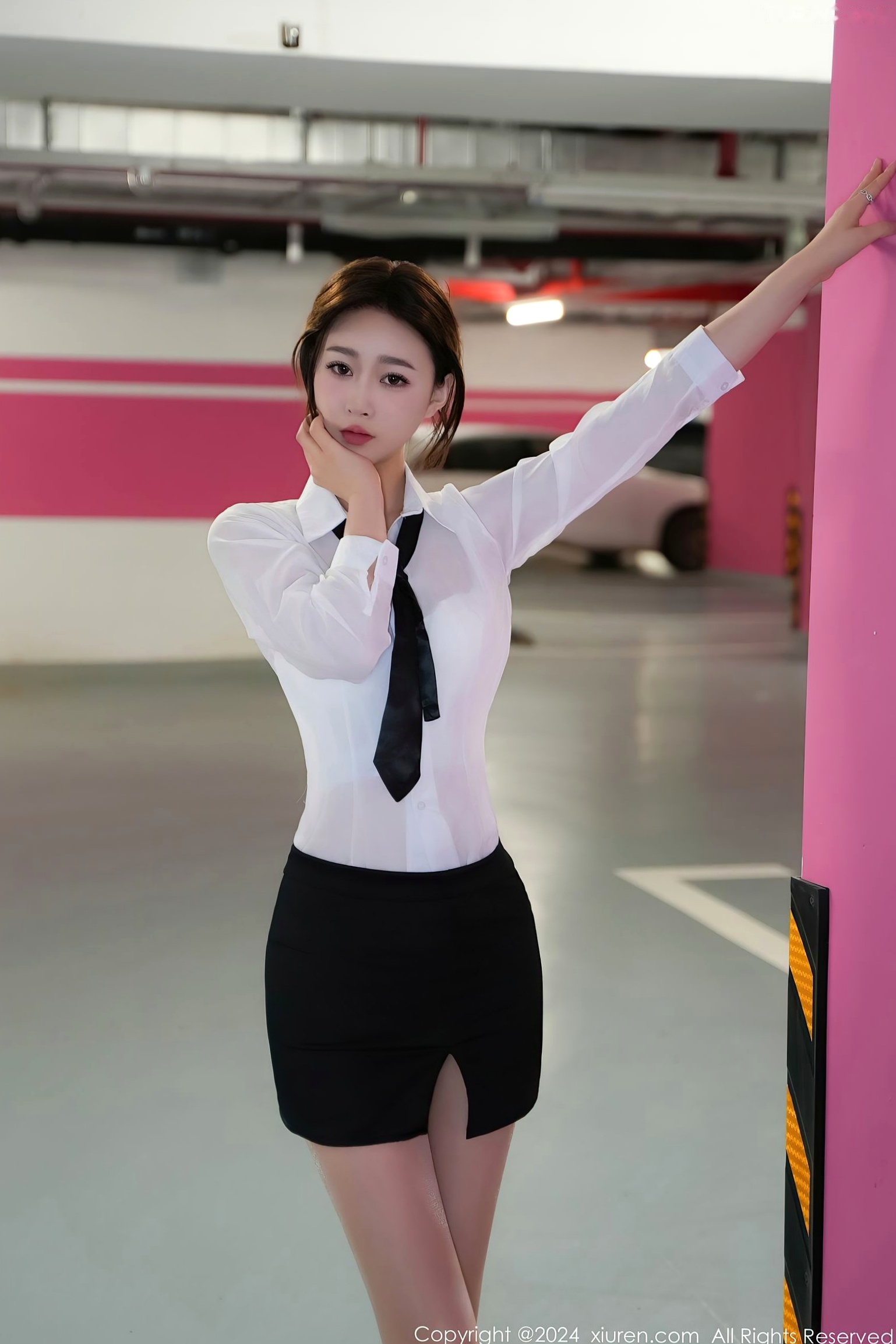 Gallery - 秀人网 - XiuRen 女神软糖爱喝奶：车内OL职场制服诱惑，白衬衫与丝袜美腿的极致视觉盛宴（No.8613）秀人网 - XiuRen 制服性感诱惑美腿 女神私房照_秀色女神 - image 2