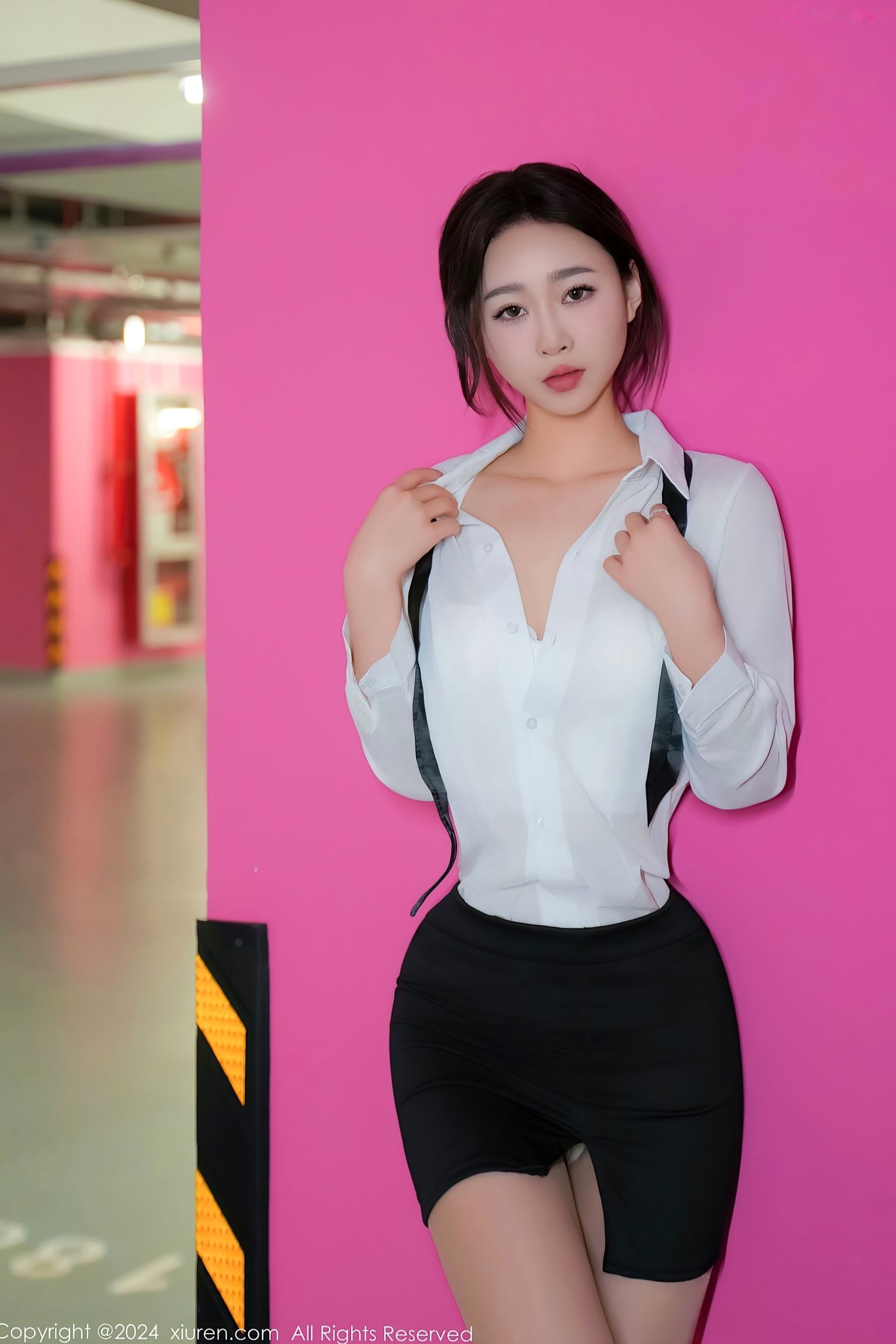 Gallery - 秀人网 - XiuRen 女神软糖爱喝奶：车内OL职场制服诱惑，白衬衫与丝袜美腿的极致视觉盛宴（No.8613）秀人网 - XiuRen 制服性感诱惑美腿 女神私房照_秀色女神 - image 5