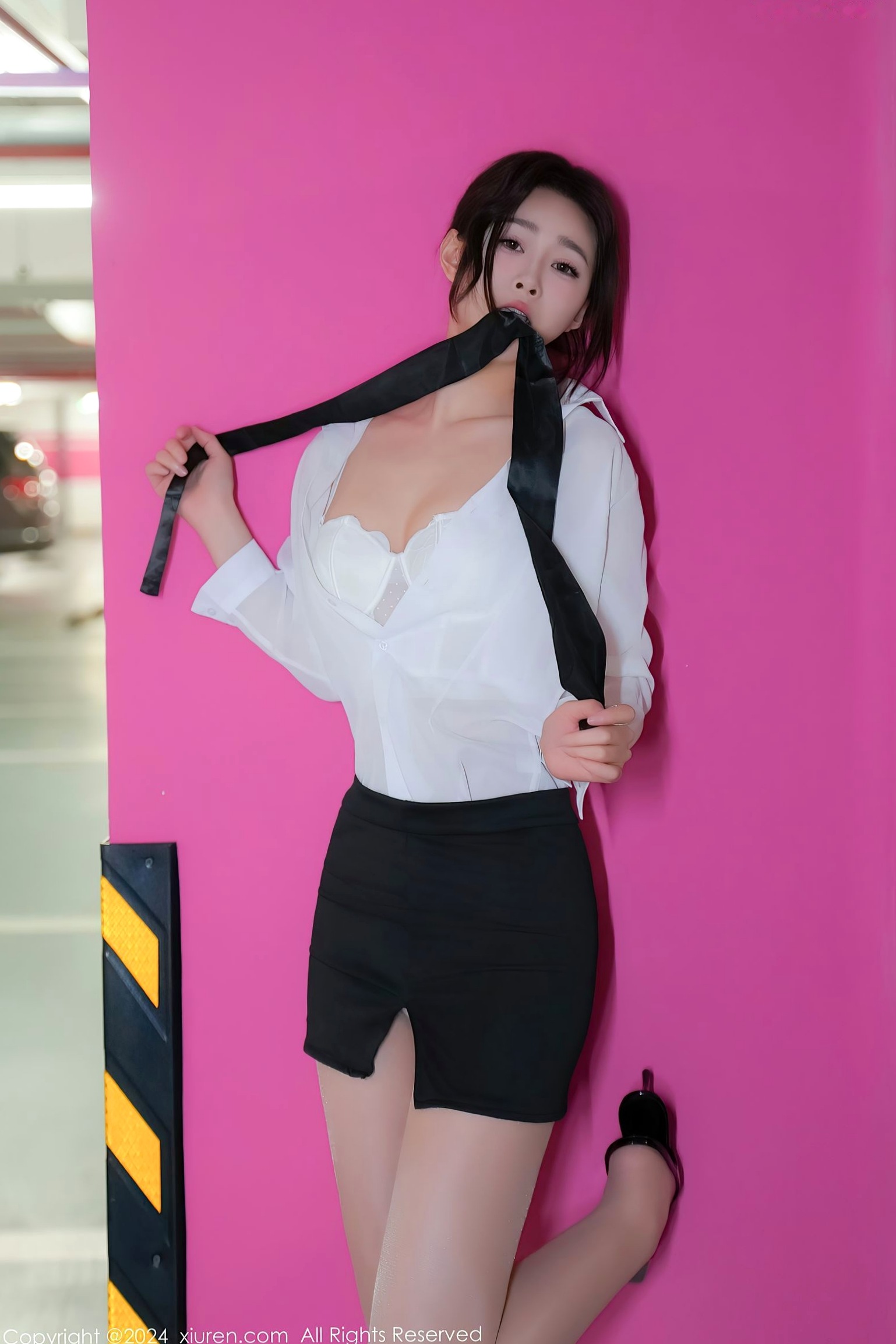 Gallery - 秀人网 - XiuRen 女神软糖爱喝奶：车内OL职场制服诱惑，白衬衫与丝袜美腿的极致视觉盛宴（No.8613）秀人网 - XiuRen 制服性感诱惑美腿 女神私房照_秀色女神 - image 7