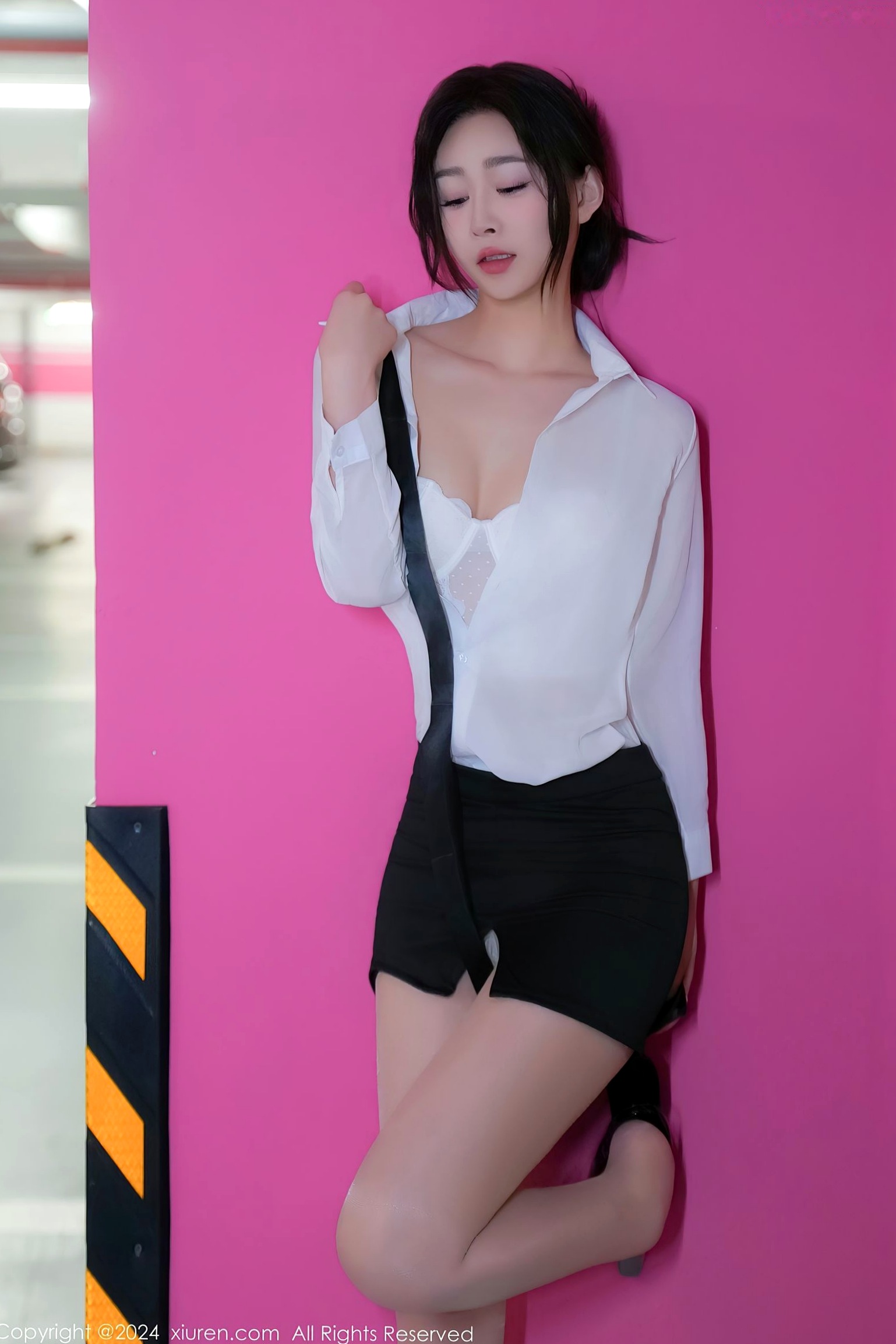Gallery - 秀人网 - XiuRen 女神软糖爱喝奶：车内OL职场制服诱惑，白衬衫与丝袜美腿的极致视觉盛宴（No.8613）秀人网 - XiuRen 制服性感诱惑美腿 女神私房照_秀色女神 - image 9