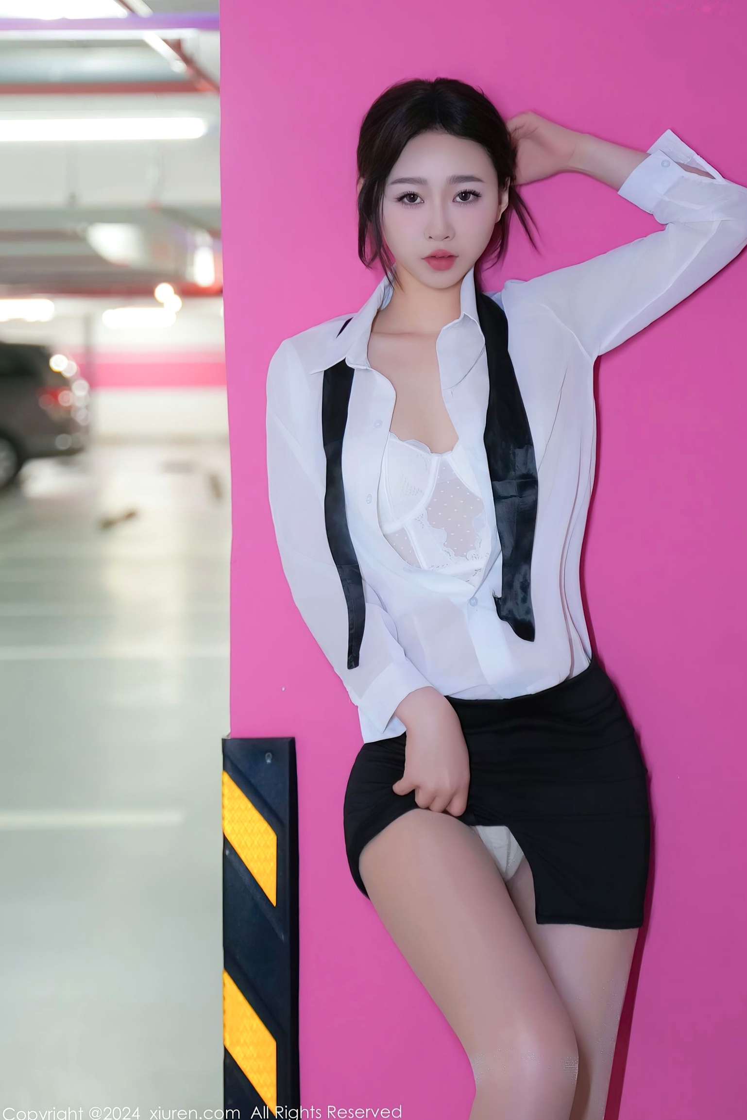 Gallery - 秀人网 - XiuRen 女神软糖爱喝奶：车内OL职场制服诱惑，白衬衫与丝袜美腿的极致视觉盛宴（No.8613）秀人网 - XiuRen 制服性感诱惑美腿 女神私房照_秀色女神 - image 10