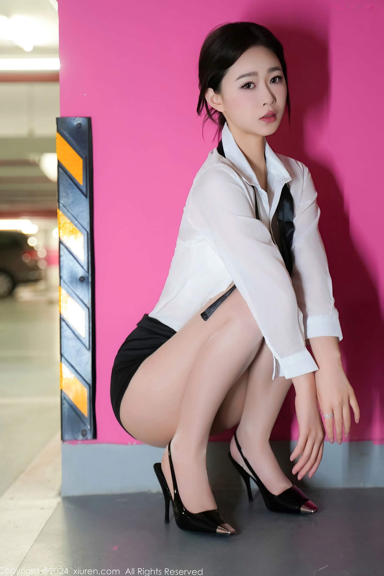 Gallery - 秀人网 - XiuRen 女神软糖爱喝奶：车内OL职场制服诱惑，白衬衫与丝袜美腿的极致视觉盛宴（No.8613）秀人网 - XiuRen 制服性感诱惑美腿 女神私房照_秀色女神 - image 12