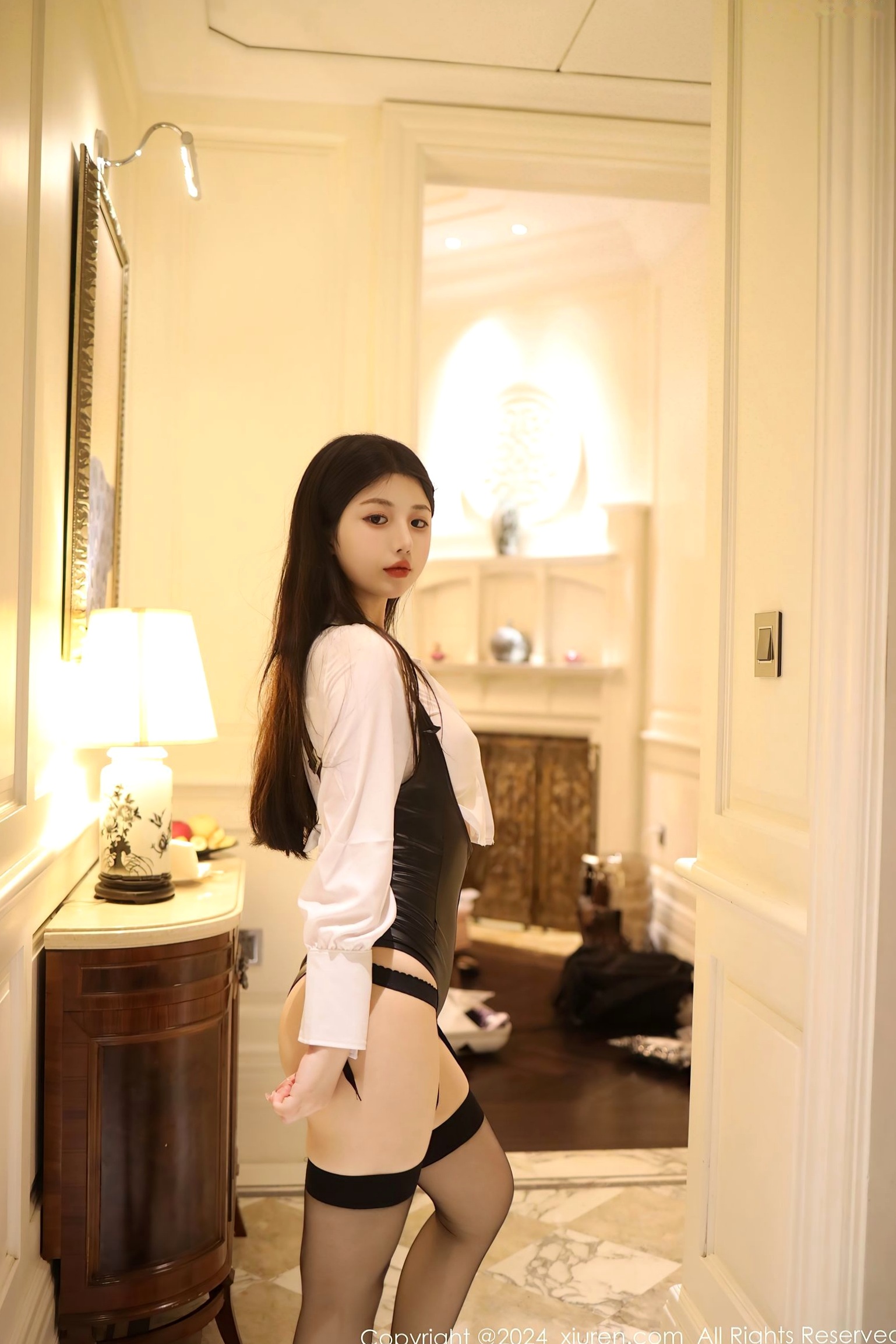 Gallery - 秀人网 - XiuRen 8595号陈小花私房写真：真空白衬衫搭配黑色皮质内衣与吊带黑丝，极致诱惑野性性感火辣大片性感诱惑黑丝私房照秀人网 - XiuRen  女神私房照_秀色女神 - image 6