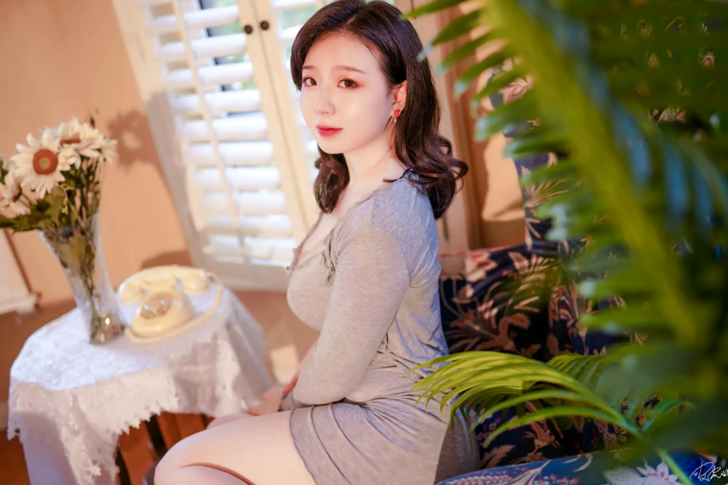 Gallery - 皮皮奶 - 房东太太私房写真，修身灰色针织裙展现居家性感气质，完美诠释心动女神 [50P]性感私房照气质家居 女神私房照_秀色女神 - image 15