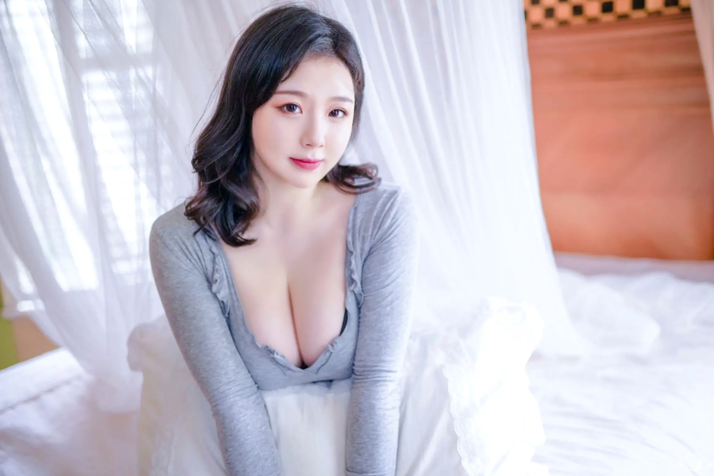 Gallery - 皮皮奶 - 房东太太私房写真，修身灰色针织裙展现居家性感气质，完美诠释心动女神 [50P]性感私房照气质家居 女神私房照_秀色女神 - image 23