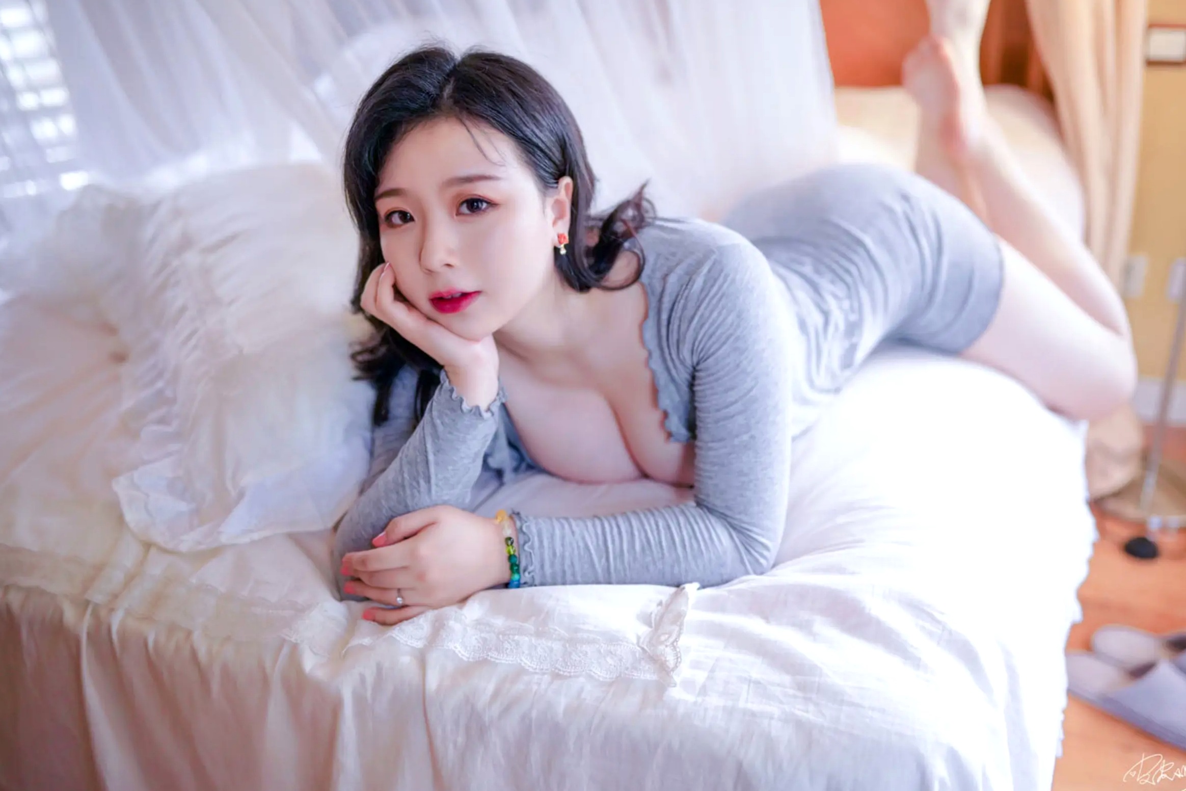 Gallery - 皮皮奶 - 房东太太私房写真，修身灰色针织裙展现居家性感气质，完美诠释心动女神 [50P]性感私房照气质家居 女神私房照_秀色女神 - image 29