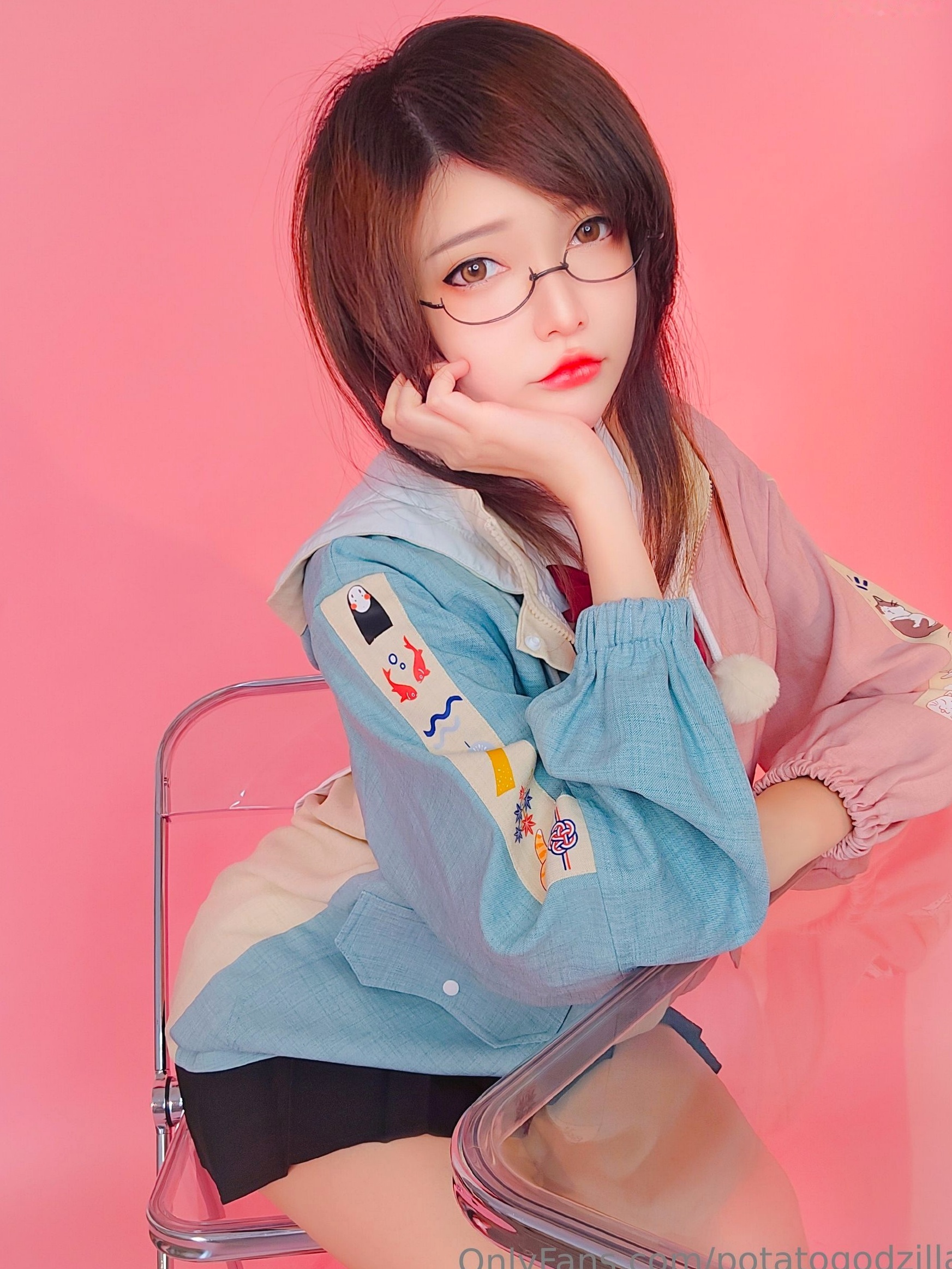 Gallery - Potato-Godzilla校服诱惑写真：戴眼镜的清纯学妹，火辣身材尽显极致反差制服诱惑性感校服 女神私房照_秀色女神 - image 1
