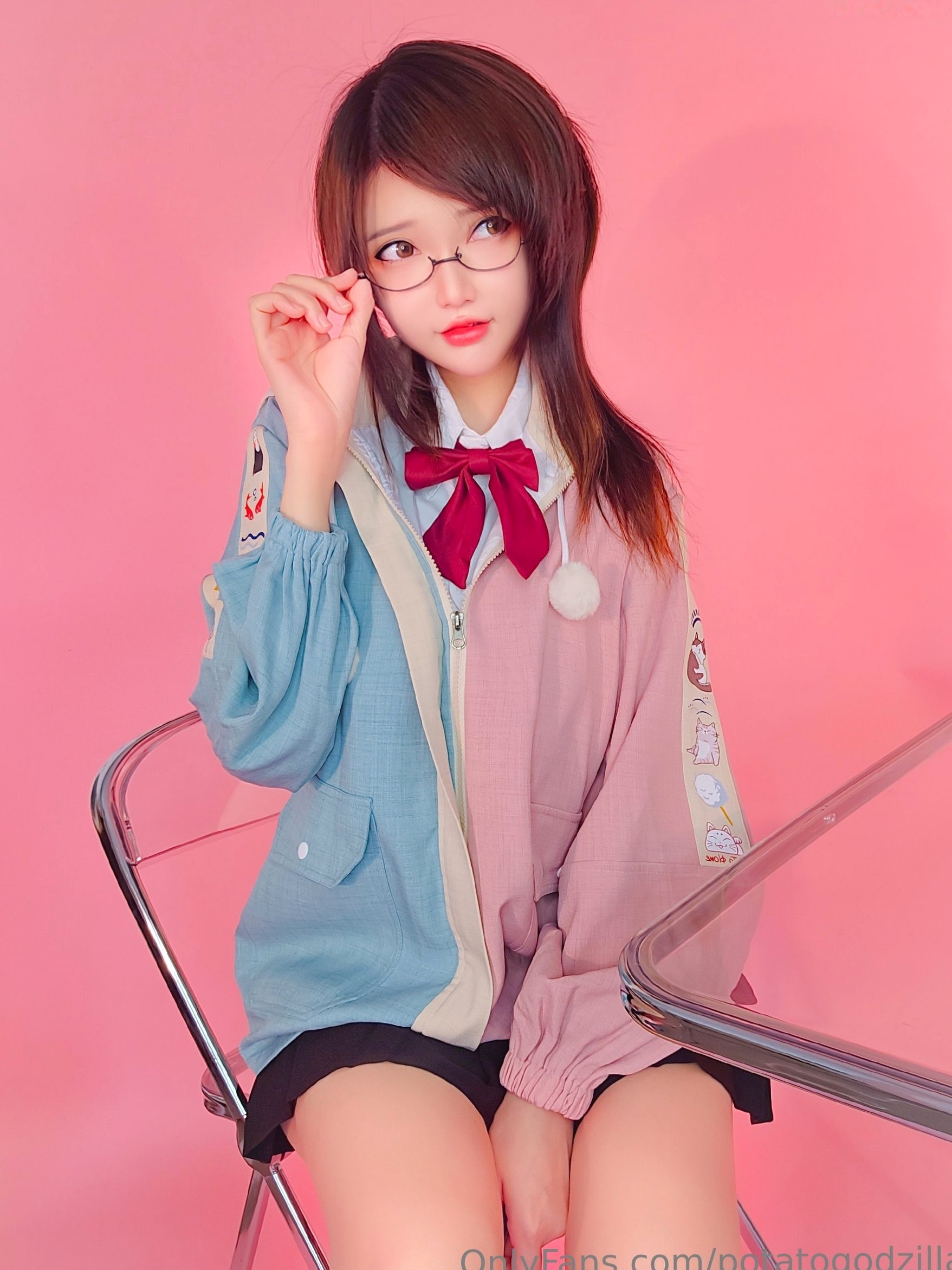 Gallery - Potato-Godzilla校服诱惑写真：戴眼镜的清纯学妹，火辣身材尽显极致反差制服诱惑性感校服 女神私房照_秀色女神 - image 2