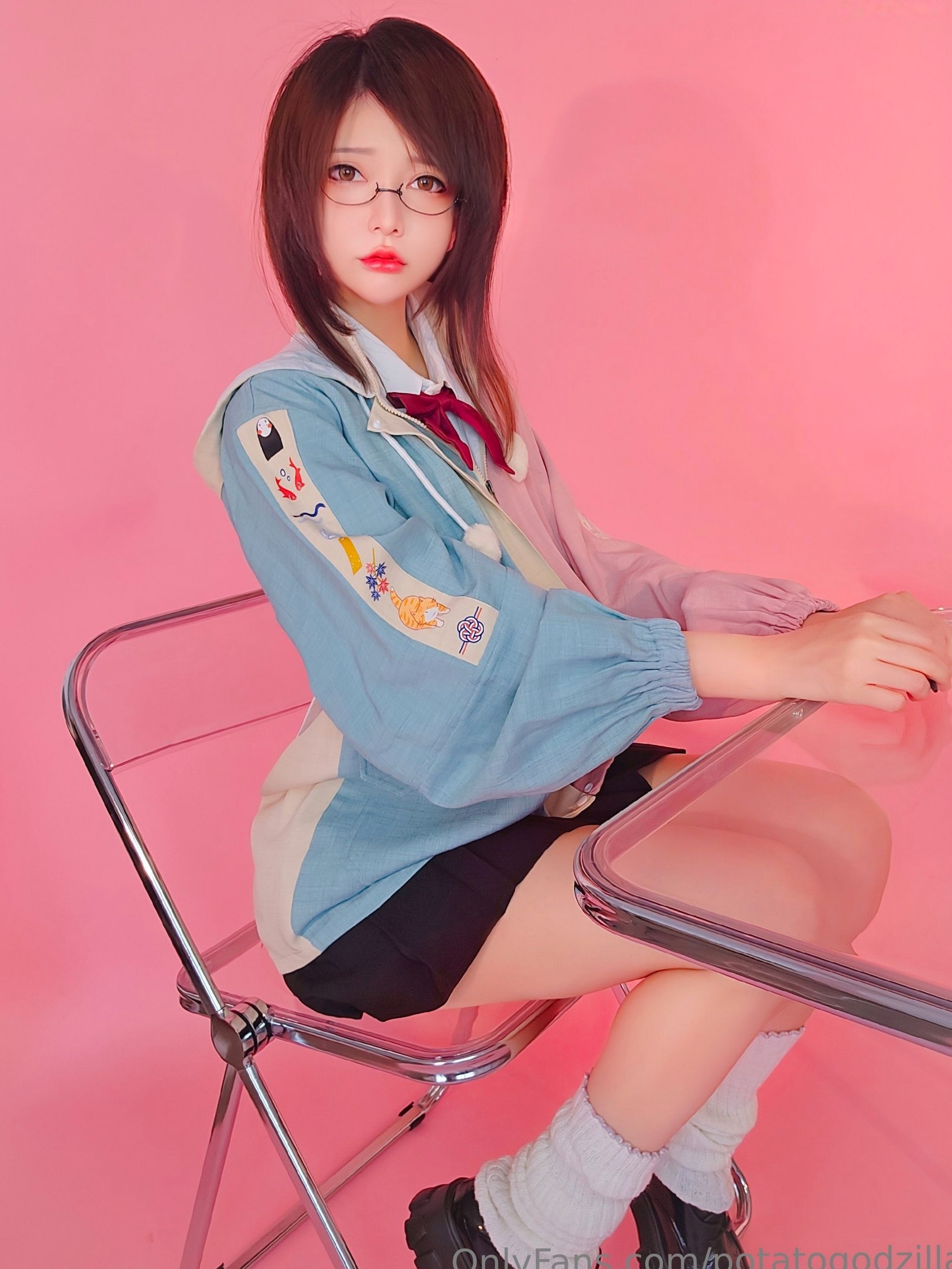 Gallery - Potato-Godzilla校服诱惑写真：戴眼镜的清纯学妹，火辣身材尽显极致反差制服诱惑性感校服 女神私房照_秀色女神 - image 3