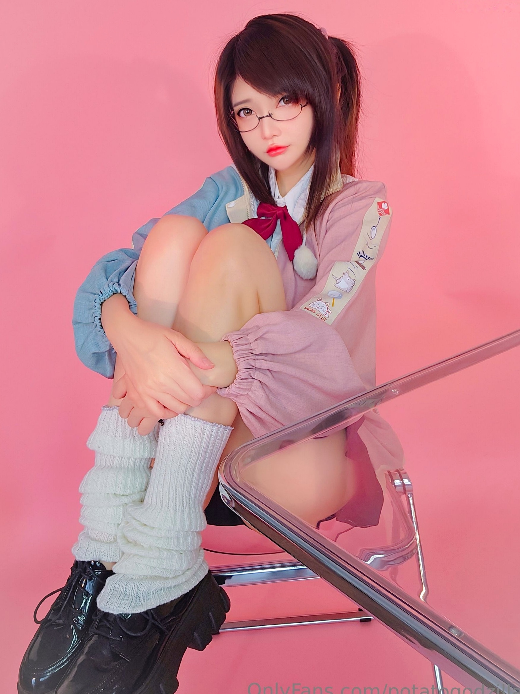 Gallery - Potato-Godzilla校服诱惑写真：戴眼镜的清纯学妹，火辣身材尽显极致反差制服诱惑性感校服 女神私房照_秀色女神 - image 4