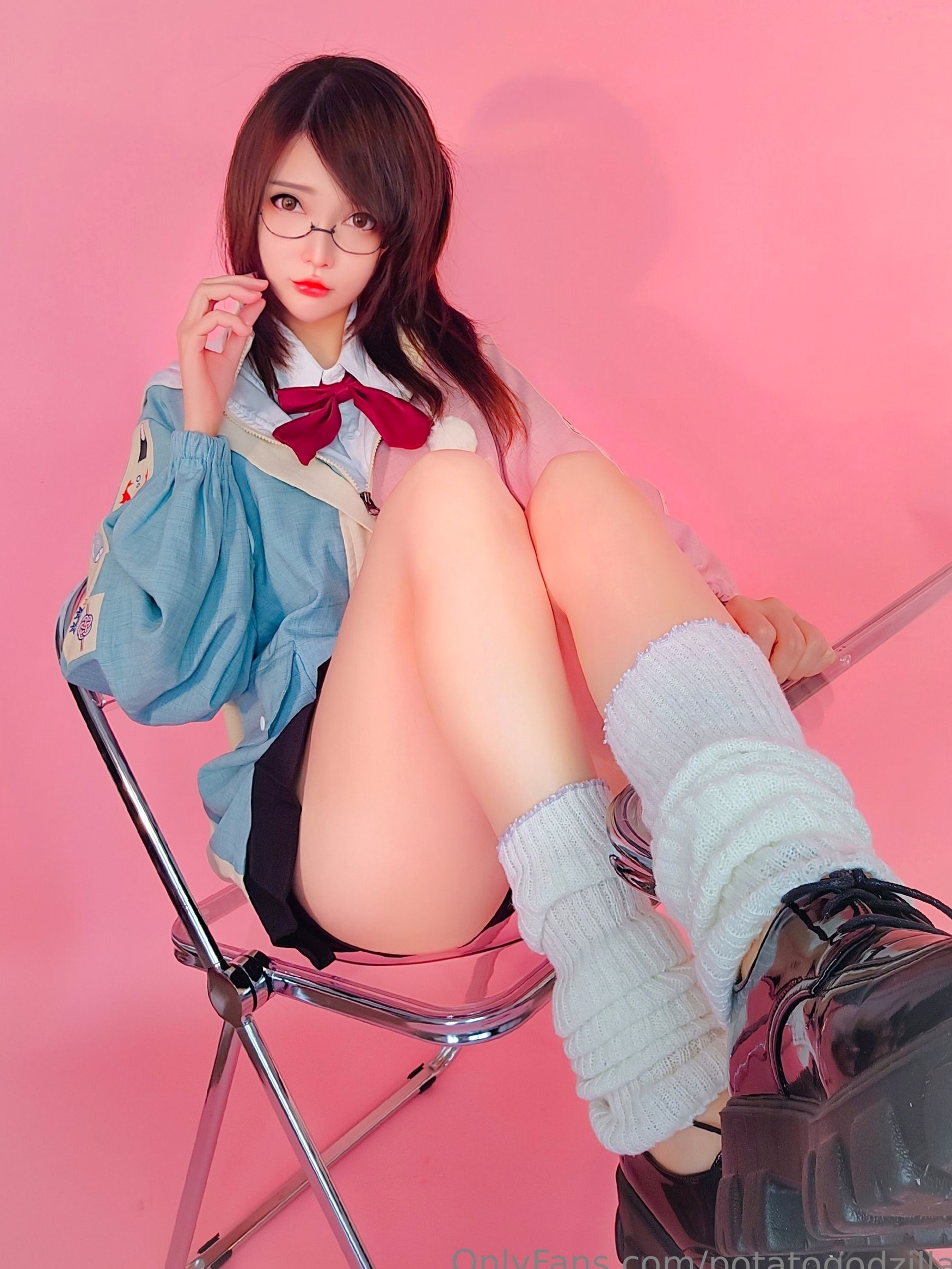 Gallery - Potato-Godzilla校服诱惑写真：戴眼镜的清纯学妹，火辣身材尽显极致反差制服诱惑性感校服 女神私房照_秀色女神 - image 5