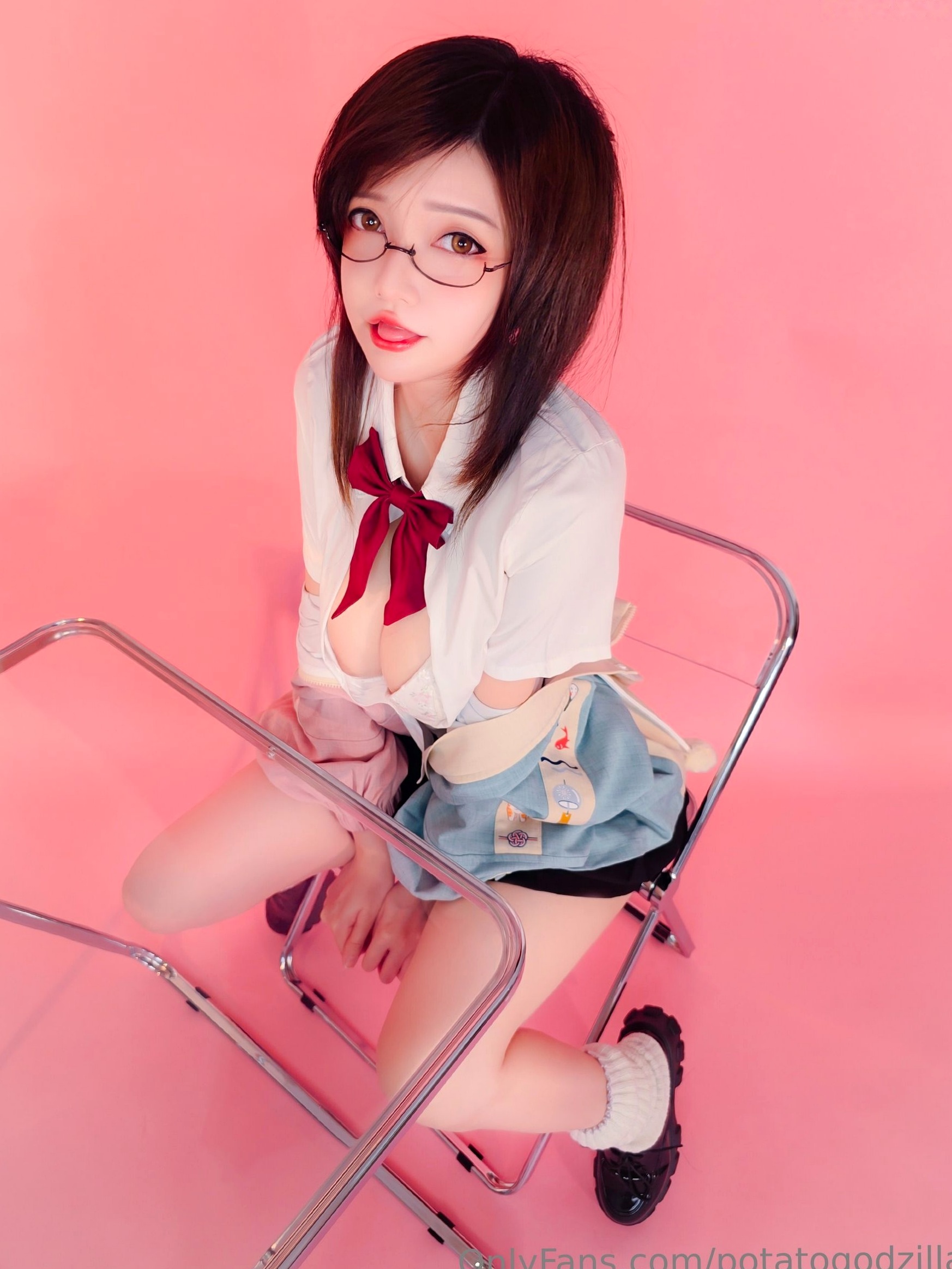 Gallery - Potato-Godzilla校服诱惑写真：戴眼镜的清纯学妹，火辣身材尽显极致反差制服诱惑性感校服 女神私房照_秀色女神 - image 9