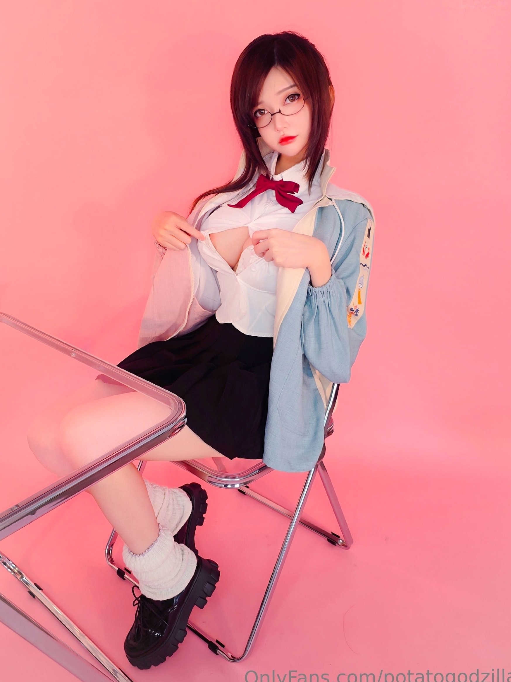 Gallery - Potato-Godzilla校服诱惑写真：戴眼镜的清纯学妹，火辣身材尽显极致反差制服诱惑性感校服 女神私房照_秀色女神 - image 11