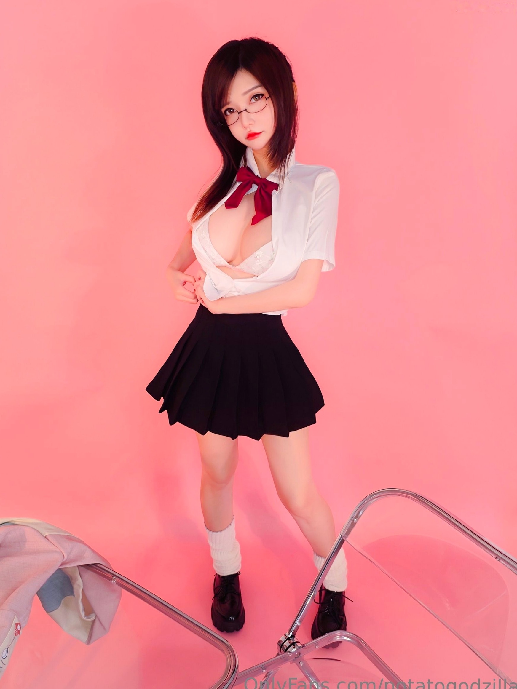 Gallery - Potato-Godzilla校服诱惑写真：戴眼镜的清纯学妹，火辣身材尽显极致反差制服诱惑性感校服 女神私房照_秀色女神 - image 15
