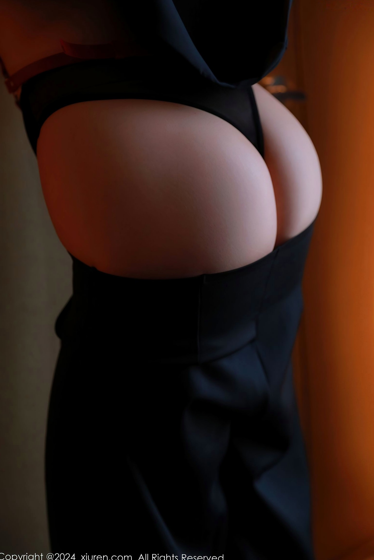 Gallery - [秀人网 - XiuRen ] 清妙 - 红色皮带捆绑主题写真，极致火辣身材与黑丝诱惑，高冷性感女神视觉盛宴 (2024.05.11)秀人网 - XiuRen 性感黑丝诱惑大尺度冷艳内衣 女神私房照_秀色女神 - image 4