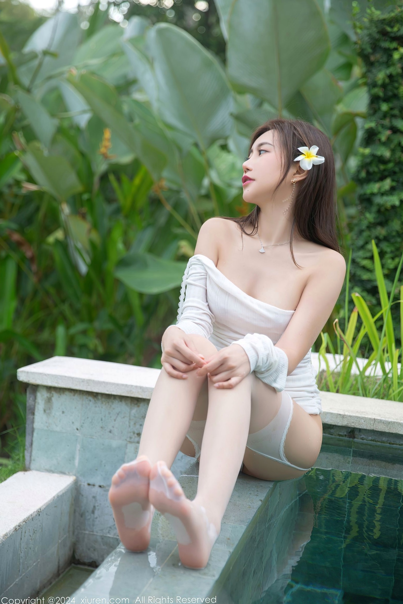Gallery - 秀人网 - XiuRen 女神绮里嘉ula绝美私房：纯白蕾丝吊带湿身诱惑，泳池畔惊艳玉腿白丝高跟，尽显极致女神气质秀人网 - XiuRen 性感泳池湿身美腿私房照 女神私房照_秀色女神 - image 30