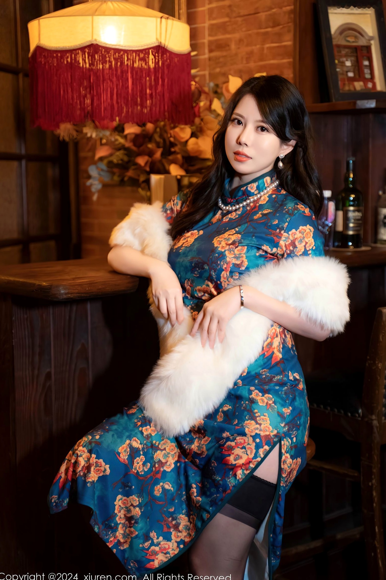 Gallery - XiuRen秀人网 - XiuRen -8476-白茹雪abby：蓝绿色旗袍搭配华丽皮草，复古风情下的黑丝御姐极致诱惑写真秀人网 - XiuRen 旗袍黑丝内衣气质 女神私房照_秀色女神 - image 5