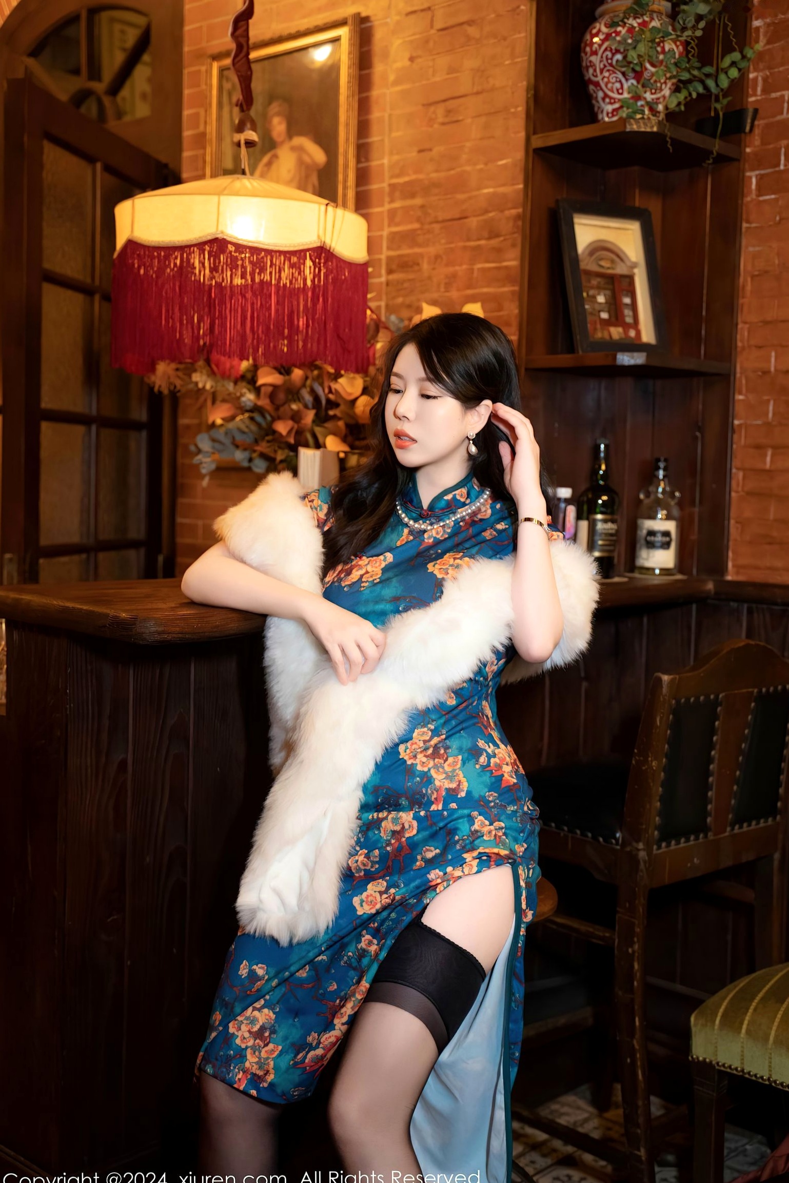 Gallery - XiuRen秀人网 - XiuRen -8476-白茹雪abby：蓝绿色旗袍搭配华丽皮草，复古风情下的黑丝御姐极致诱惑写真秀人网 - XiuRen 旗袍黑丝内衣气质 女神私房照_秀色女神 - image 8