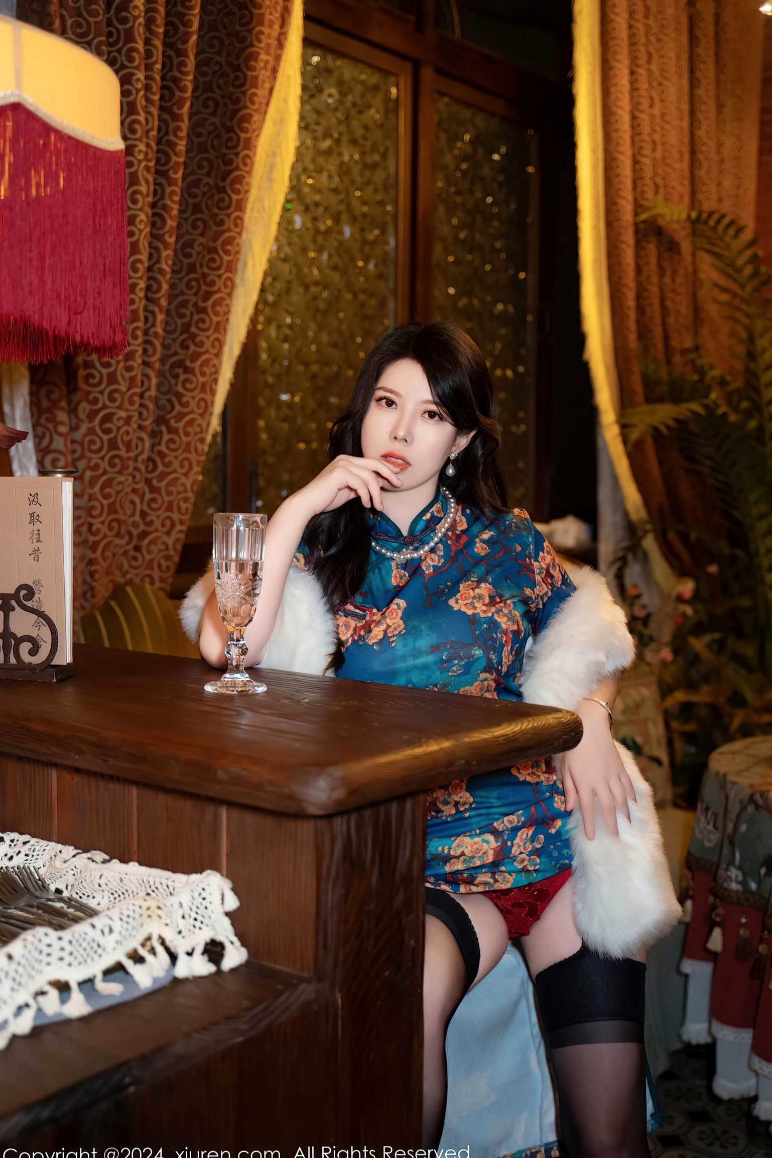 Gallery - XiuRen秀人网 - XiuRen -8476-白茹雪abby：蓝绿色旗袍搭配华丽皮草，复古风情下的黑丝御姐极致诱惑写真秀人网 - XiuRen 旗袍黑丝内衣气质 女神私房照_秀色女神 - image 10