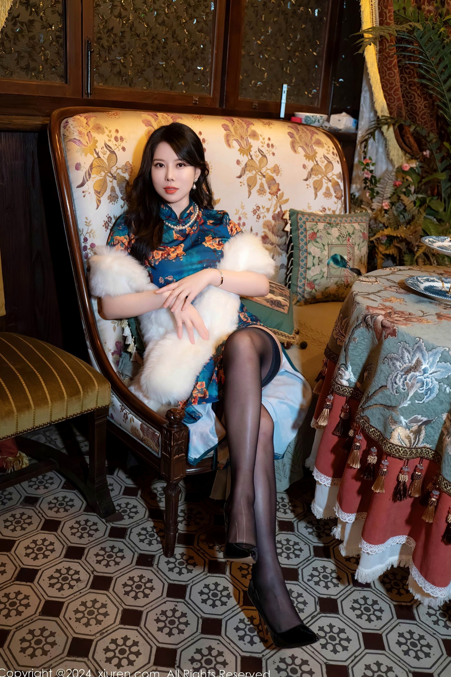 Gallery - XiuRen秀人网 - XiuRen -8476-白茹雪abby：蓝绿色旗袍搭配华丽皮草，复古风情下的黑丝御姐极致诱惑写真秀人网 - XiuRen 旗袍黑丝内衣气质 女神私房照_秀色女神 - image 13