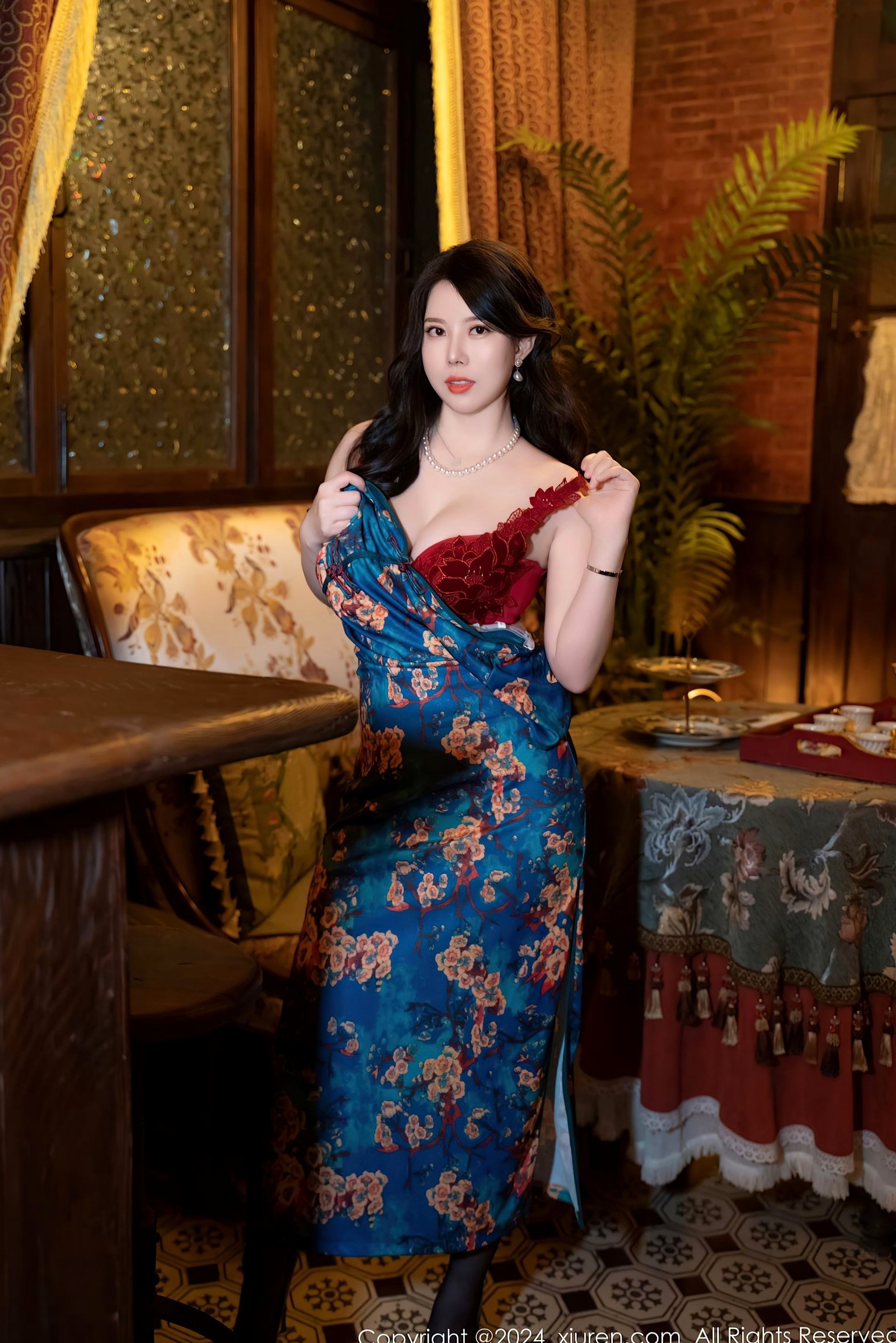 Gallery - XiuRen秀人网 - XiuRen -8476-白茹雪abby：蓝绿色旗袍搭配华丽皮草，复古风情下的黑丝御姐极致诱惑写真秀人网 - XiuRen 旗袍黑丝内衣气质 女神私房照_秀色女神 - image 30
