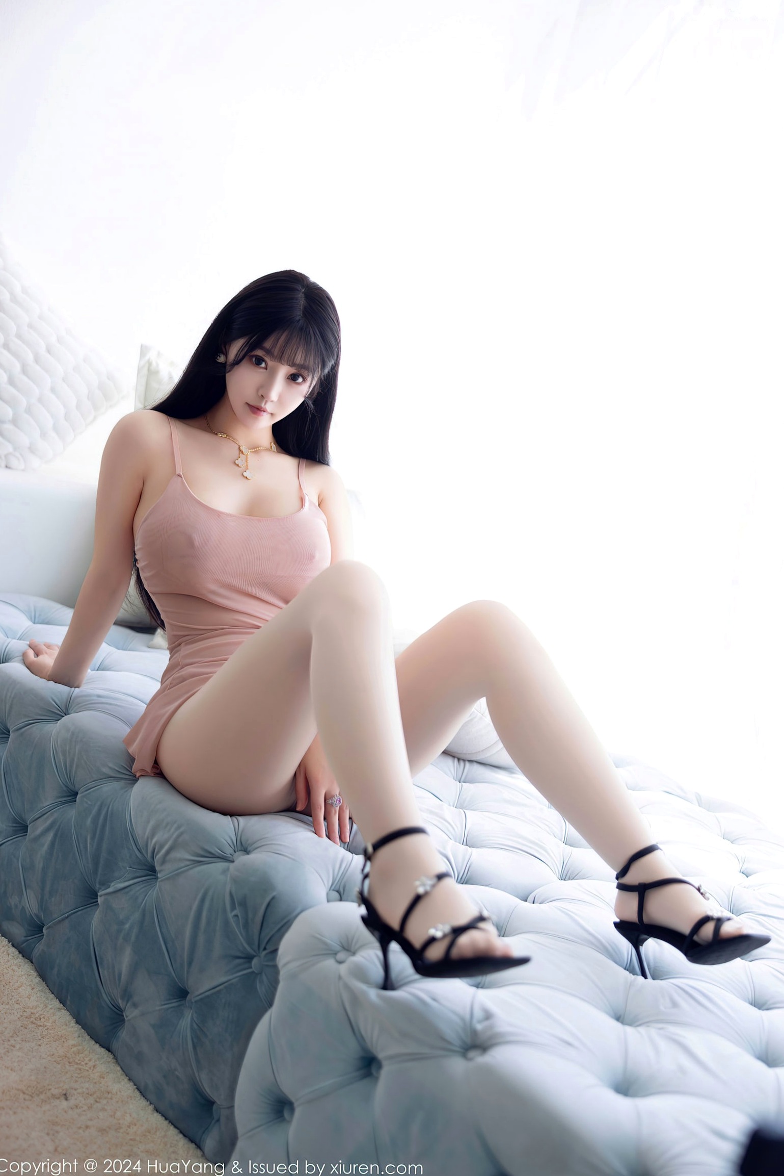 Gallery - HuaYang花漾 - Flower 595：朱可儿Flora室内写真，肉粉色半透吊带裙搭配肉丝，尽显傲人曲线与极致性感诱惑性感诱惑童颜巨乳波涛胸涌私房照 女神私房照_秀色女神 - image 12