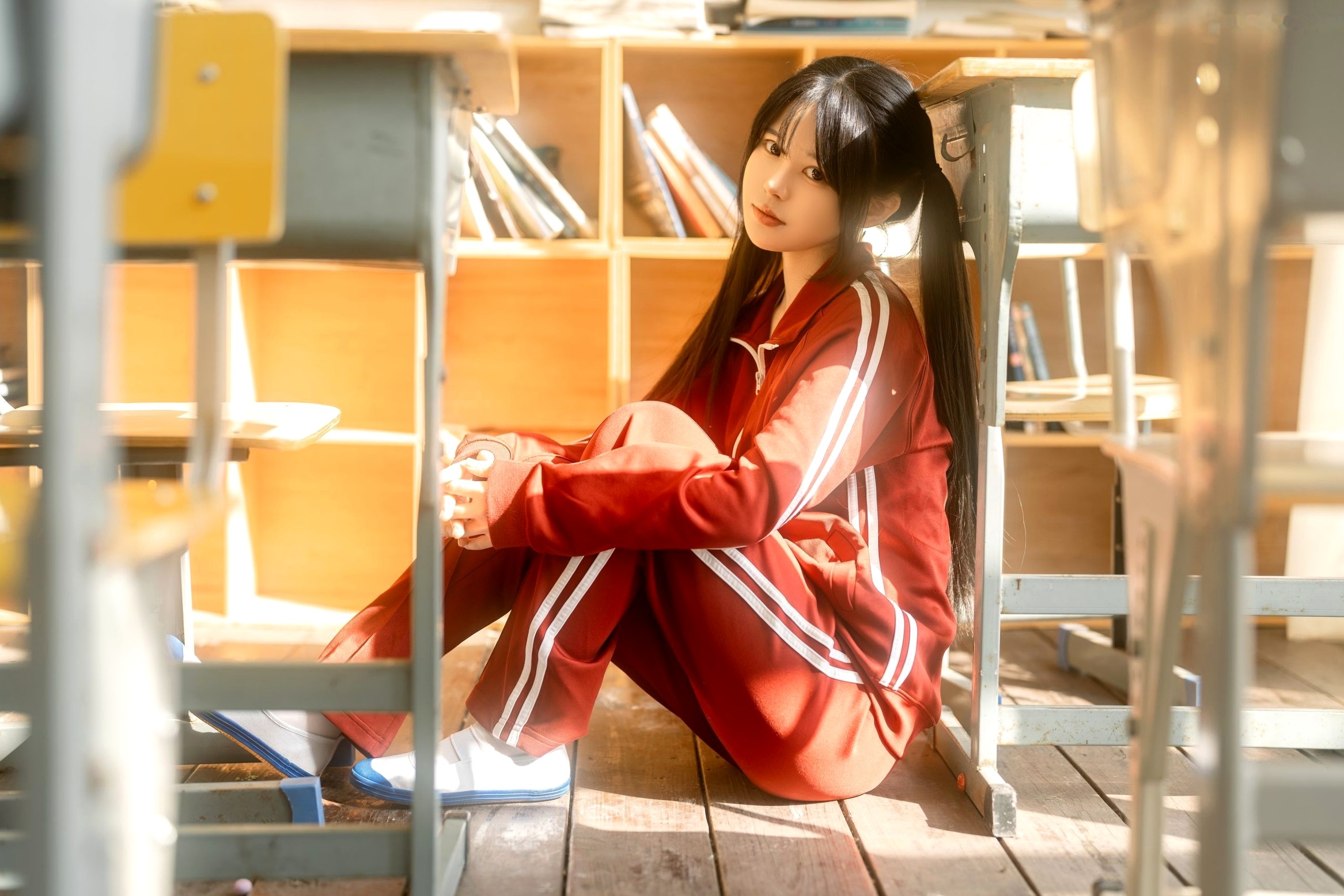 Gallery - Rua阮阮-铁手叫兽：课间阳光下的红色校服，教室内的诱惑私房写真性感校服诱惑私房照 女神私房照_秀色女神 - image 3