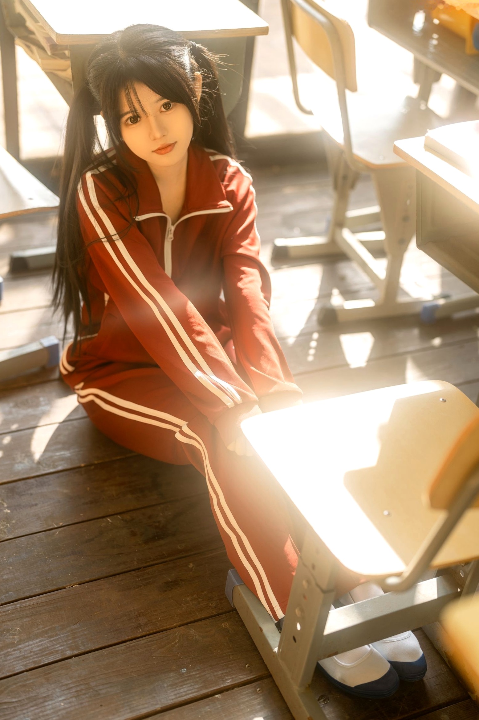 Gallery - Rua阮阮-铁手叫兽：课间阳光下的红色校服，教室内的诱惑私房写真性感校服诱惑私房照 女神私房照_秀色女神 - image 5