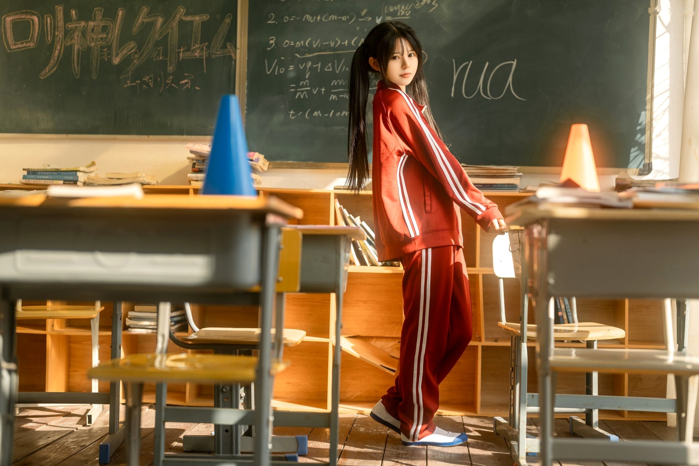 Gallery - Rua阮阮-铁手叫兽：课间阳光下的红色校服，教室内的诱惑私房写真性感校服诱惑私房照 女神私房照_秀色女神 - image 7