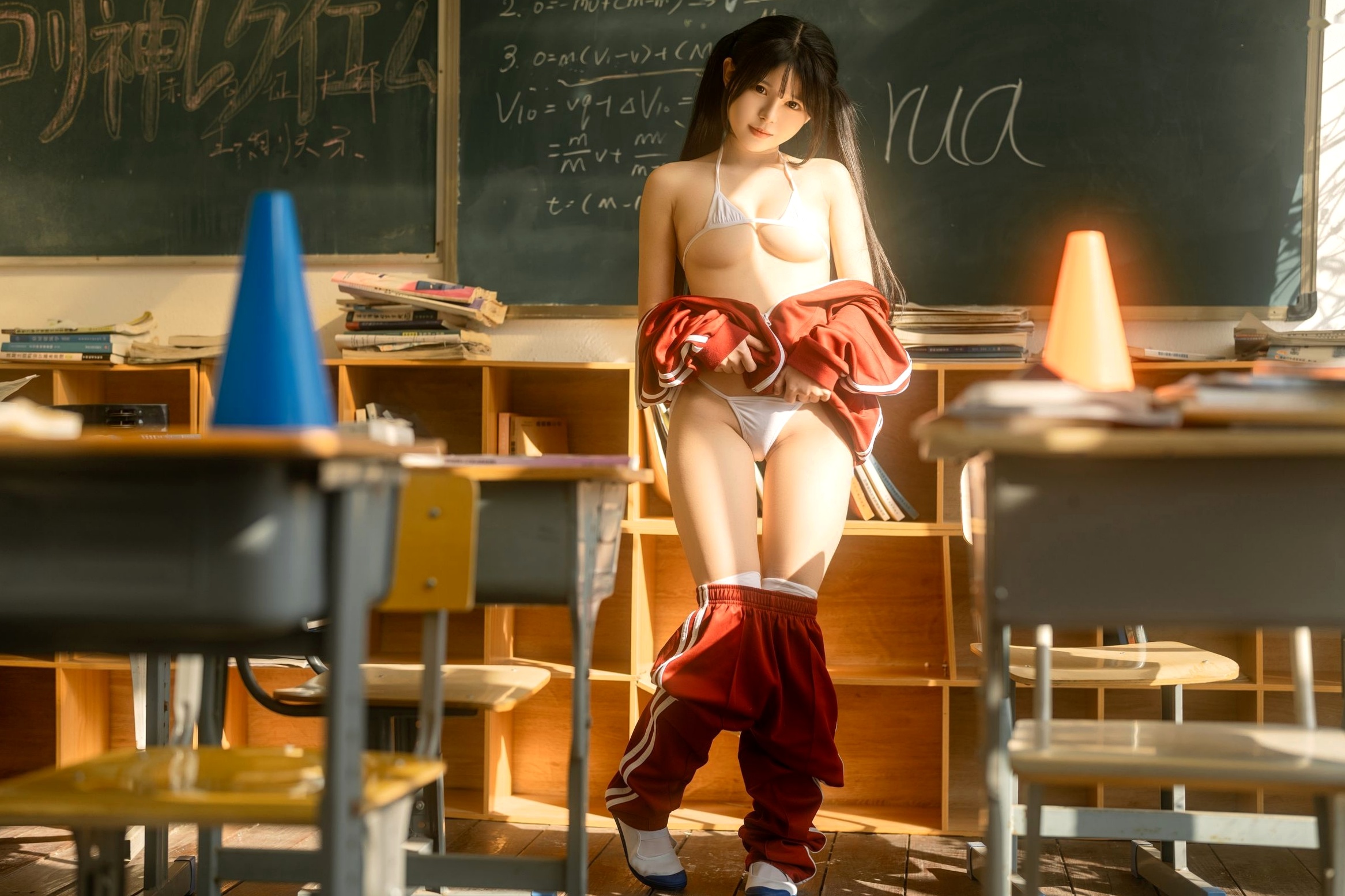 Gallery - Rua阮阮-铁手叫兽：课间阳光下的红色校服，教室内的诱惑私房写真性感校服诱惑私房照 女神私房照_秀色女神 - image 12