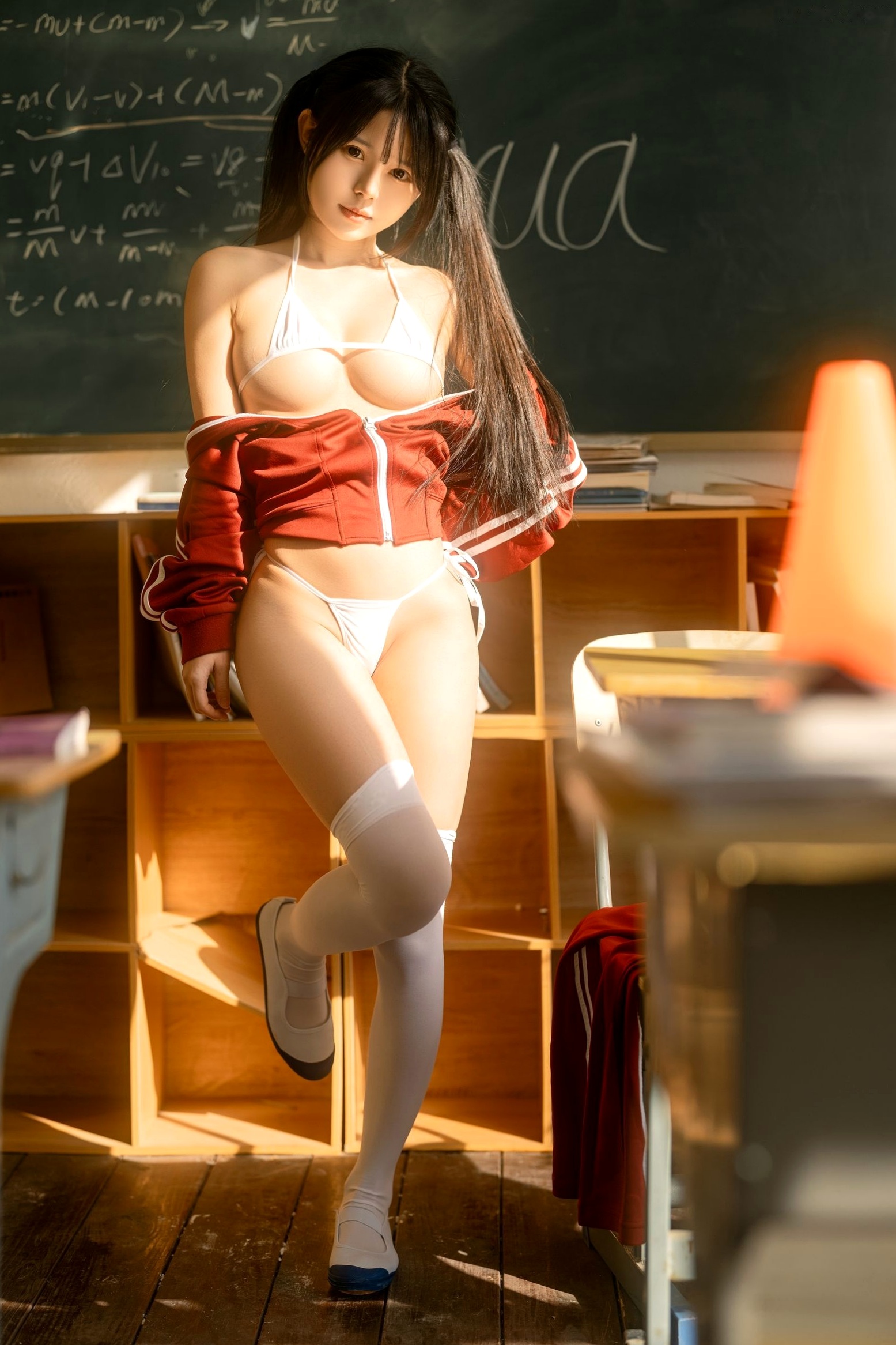 Gallery - Rua阮阮-铁手叫兽：课间阳光下的红色校服，教室内的诱惑私房写真性感校服诱惑私房照 女神私房照_秀色女神 - image 17