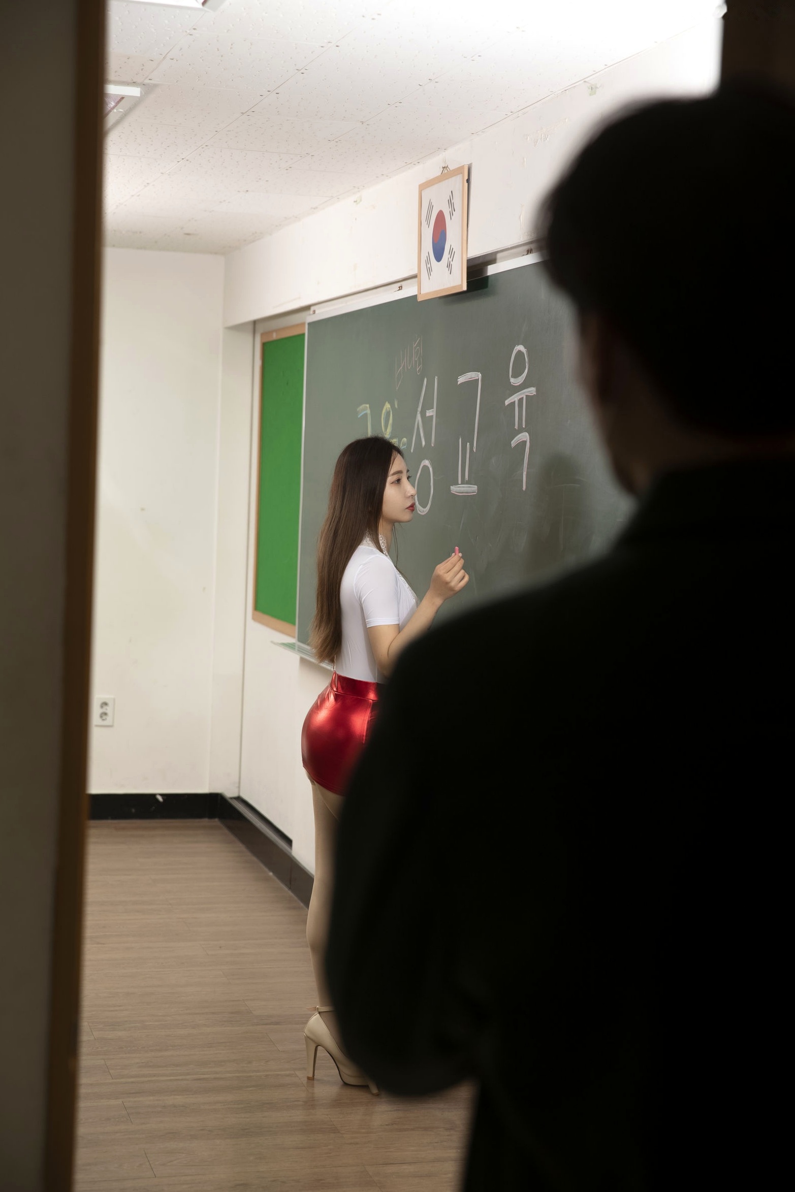 Gallery - 韩国美女LeeHa麻辣教师诱惑，教室场景下的极致丝袜诱惑，深V蕾丝上衣与红色亮面短裙，演绎火辣制服诱惑，展现绝美身材与性感魅力韩国制服诱惑丝袜美腿 女神私房照_秀色女神 - image 3