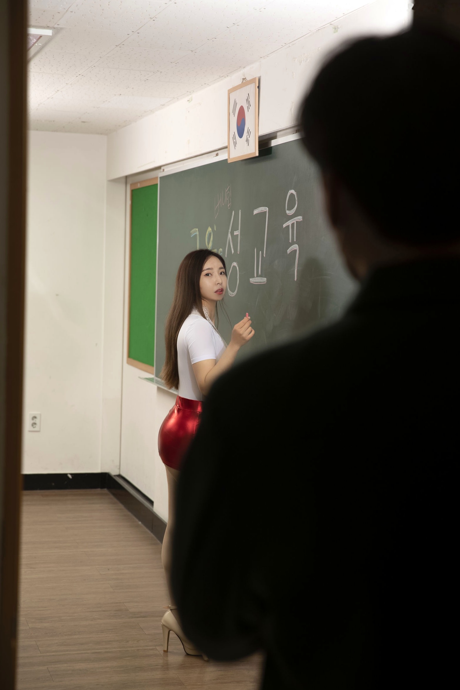 Gallery - 韩国美女LeeHa麻辣教师诱惑，教室场景下的极致丝袜诱惑，深V蕾丝上衣与红色亮面短裙，演绎火辣制服诱惑，展现绝美身材与性感魅力韩国制服诱惑丝袜美腿 女神私房照_秀色女神 - image 4