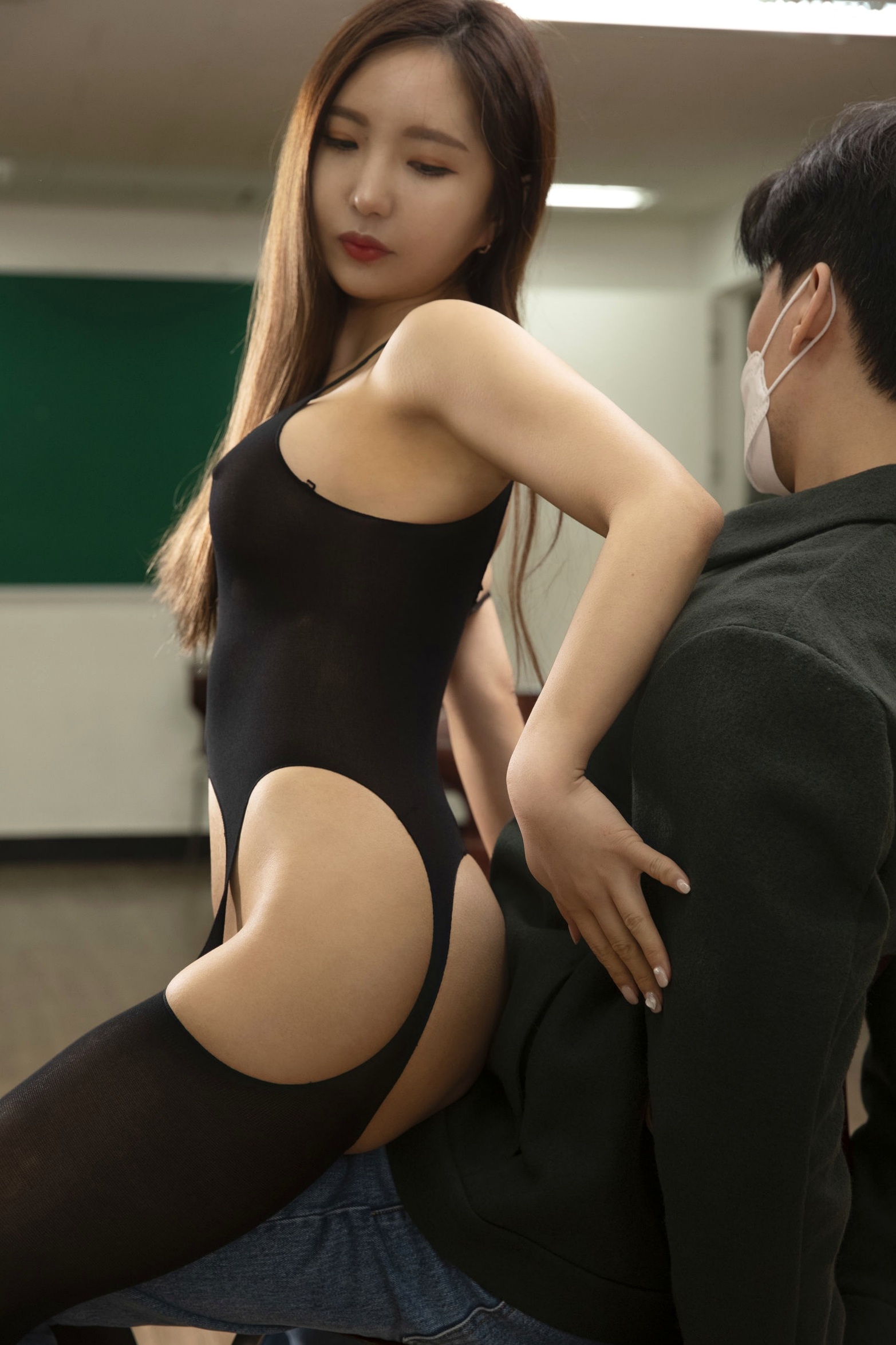 Gallery - 韩国美女LeeHa麻辣教师诱惑，教室场景下的极致丝袜诱惑，深V蕾丝上衣与红色亮面短裙，演绎火辣制服诱惑，展现绝美身材与性感魅力韩国制服诱惑丝袜美腿 女神私房照_秀色女神 - image 66
