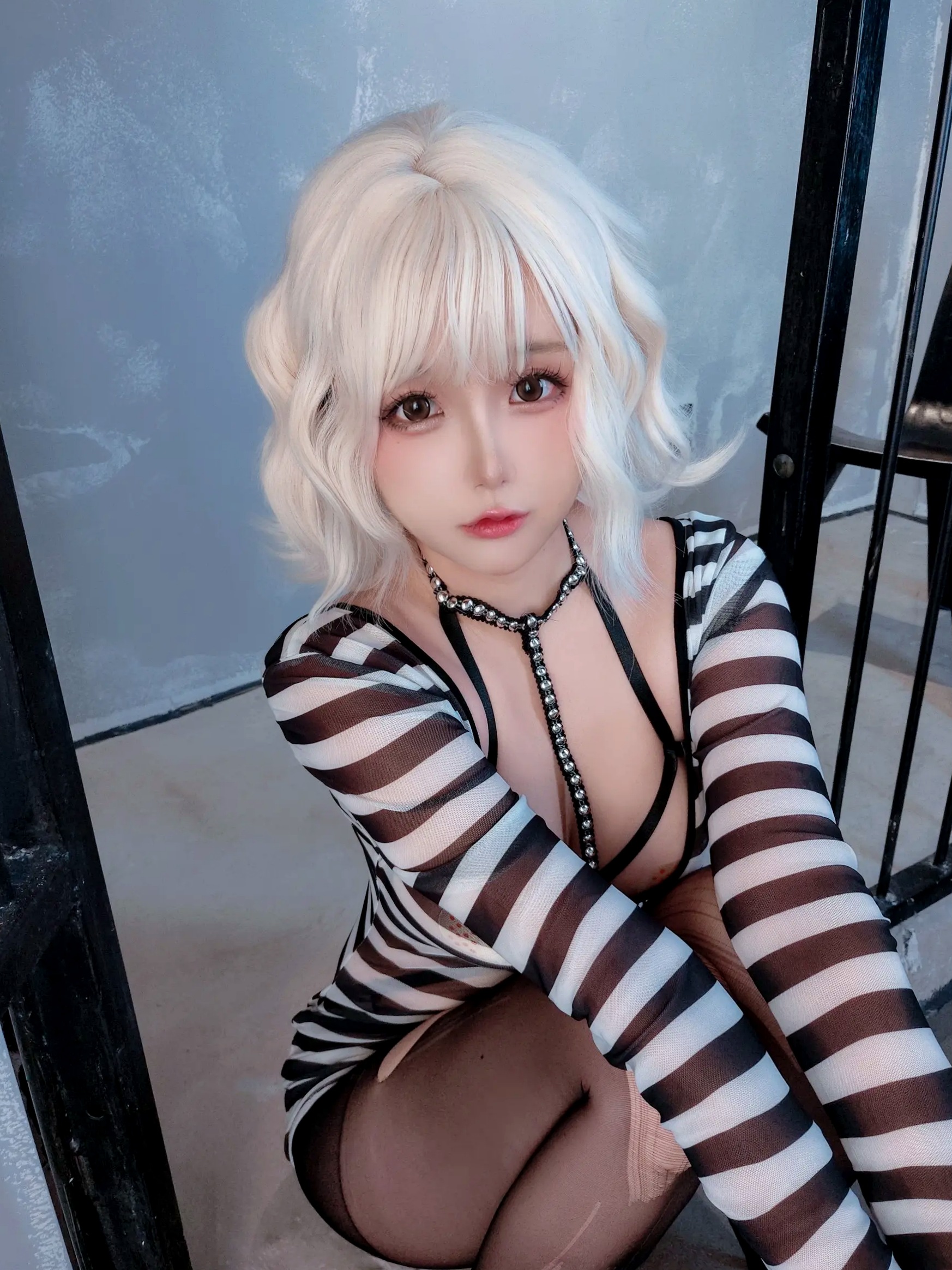 Gallery - 日奈娇 审讯室角色扮演 囚犯造型破损黑丝制服诱惑 美腿写真制服角色扮演黑丝诱惑私房照 女神私房照_秀色女神 - image 26