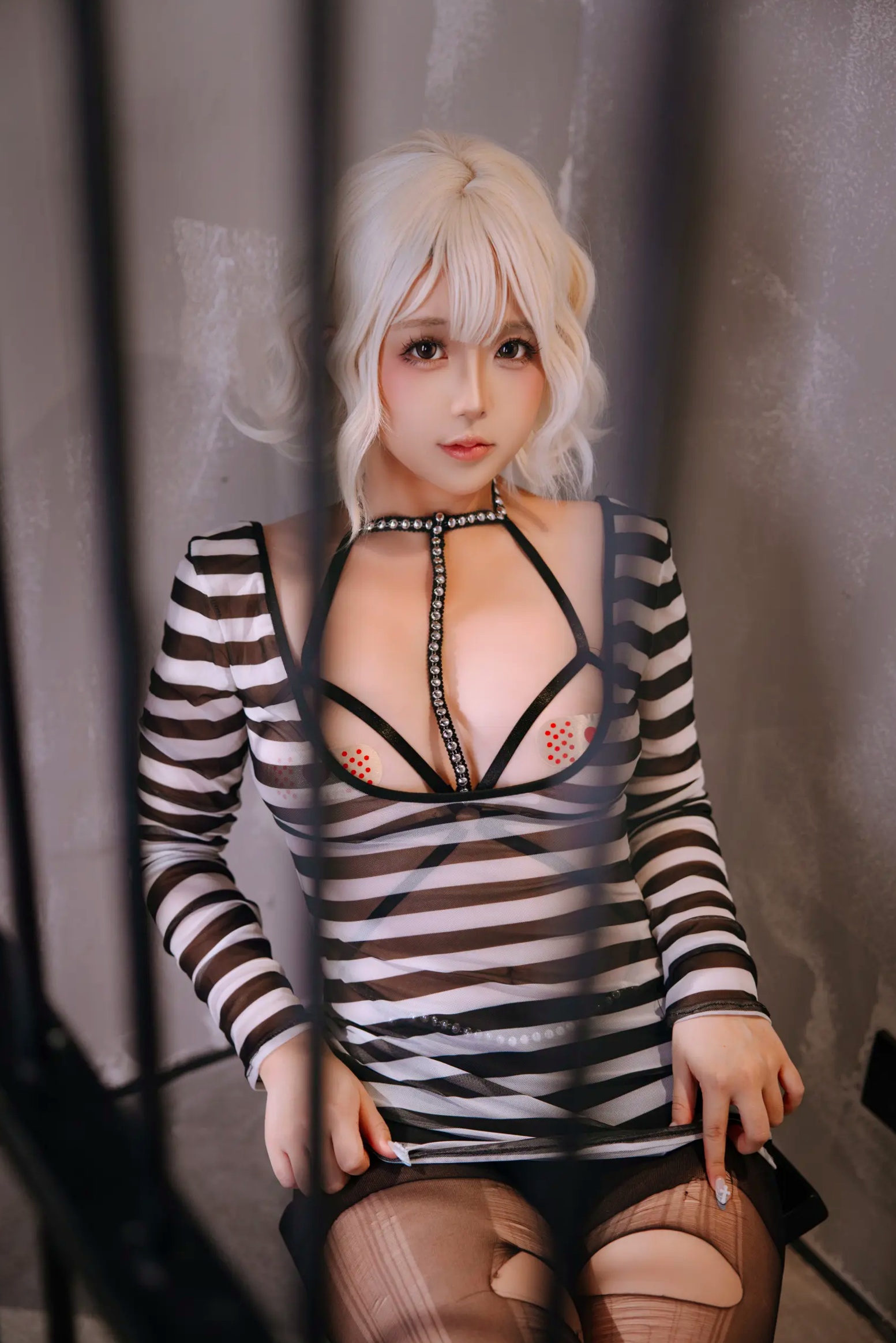 Gallery - 日奈娇 审讯室角色扮演 囚犯造型破损黑丝制服诱惑 美腿写真制服角色扮演黑丝诱惑私房照 女神私房照_秀色女神 - image 64