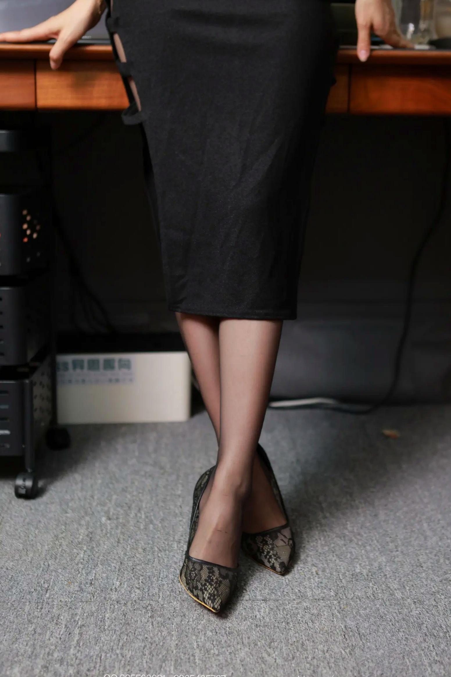 Gallery - IESS异思趣向 - Chiness Model  小婕 - Xiao Jie《霸气侧漏》黑色旗袍制服诱惑办公室黑丝美腿私房写真丝袜美腿私房照性感气质 女神私房照_秀色女神 - image 8