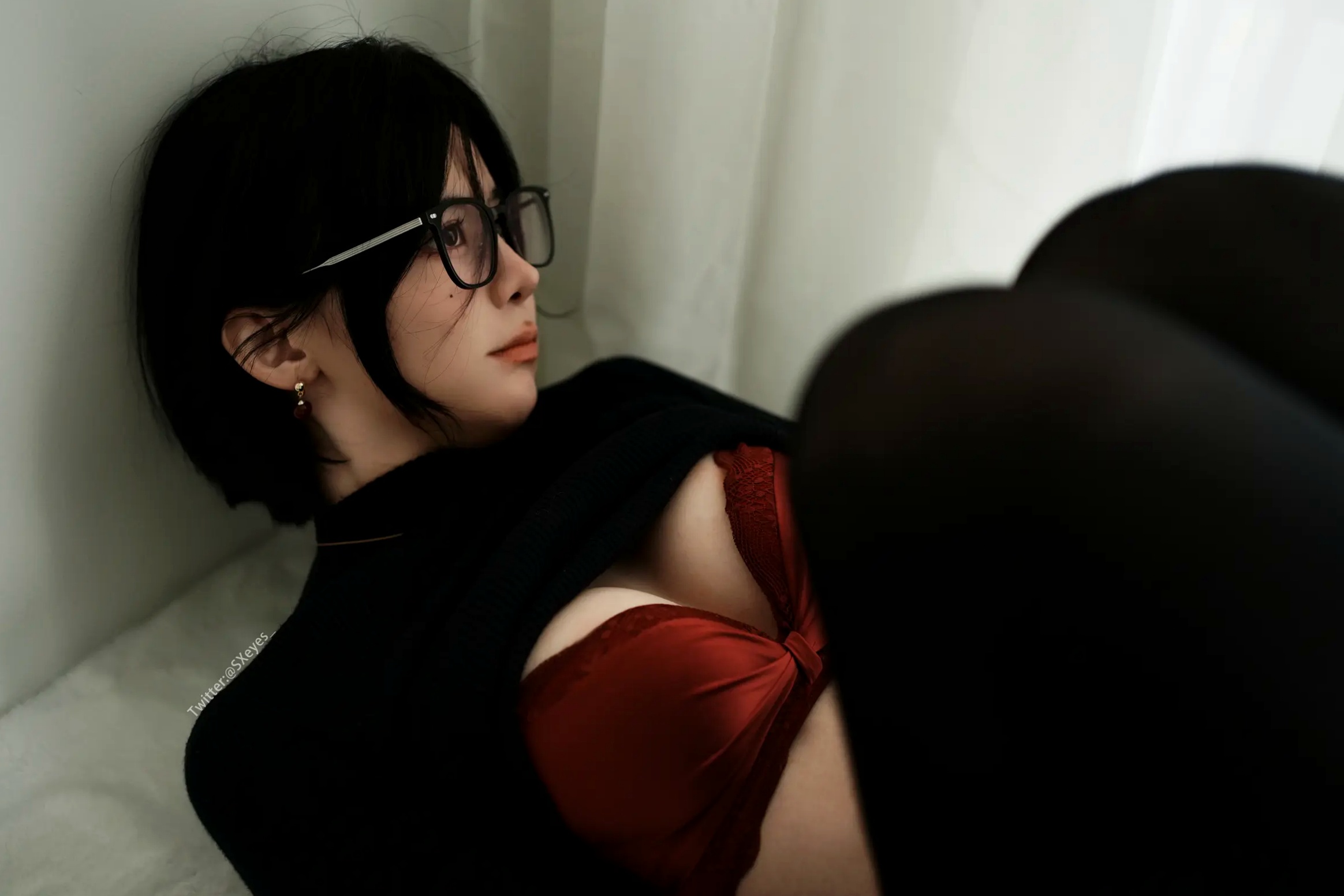 Gallery - 萌妹子眼酱大魔王w黑丝红内衣私房照，优雅黑红配色尽显迷人诱惑，极致性感魅力写真 [41P]黑丝性感诱惑私房照 女神私房照_秀色女神 - image 17