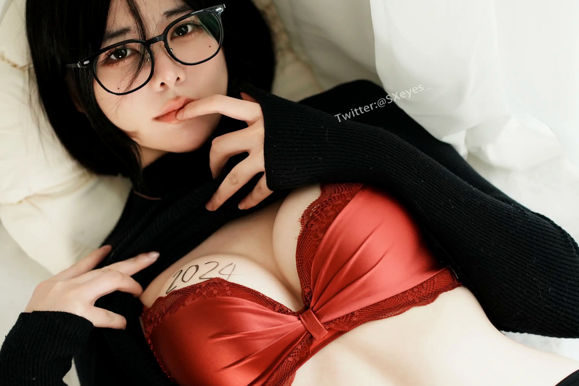 Gallery - 萌妹子眼酱大魔王w黑丝红内衣私房照，优雅黑红配色尽显迷人诱惑，极致性感魅力写真 [41P]黑丝性感诱惑私房照 女神私房照_秀色女神 - image 26