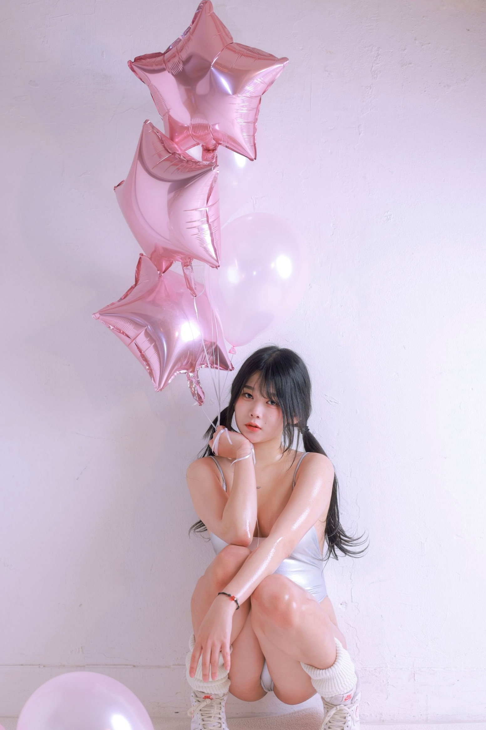 Gallery - 韩国美女琪雅Zia情人节Vol.13：银色连体衣搭配粉色气球，极致浪漫私房写真，火辣身材尽显，性感尤物诱惑全开性感私房照诱惑韩国大尺度 女神私房照_秀色女神 - image 1